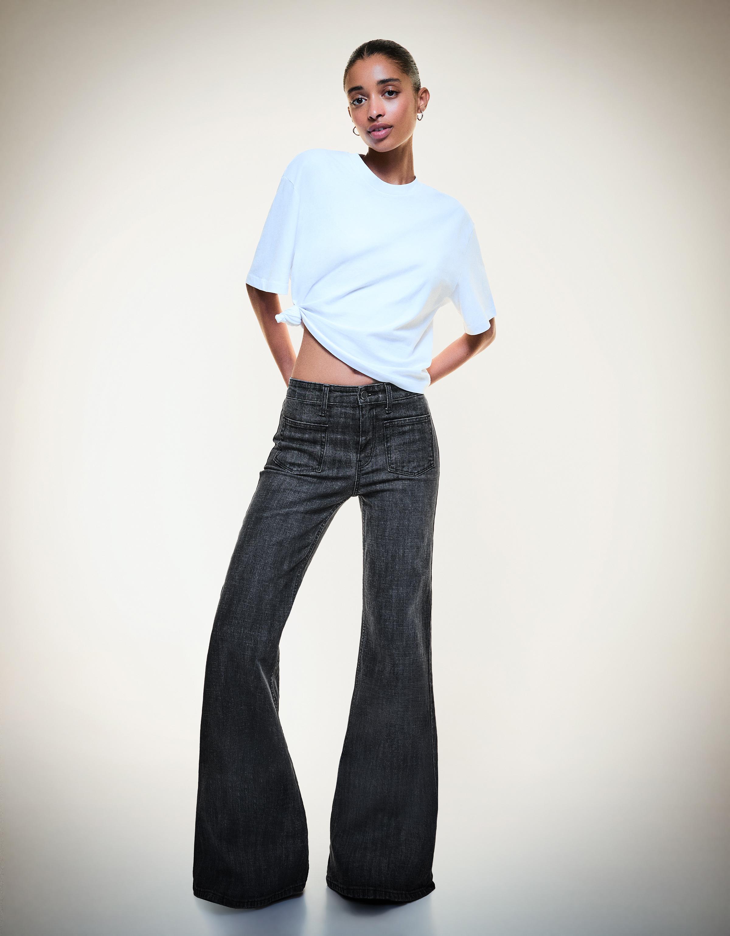 Bershka jeansy o kroju flare z wygodnymi kieszeniami czarny