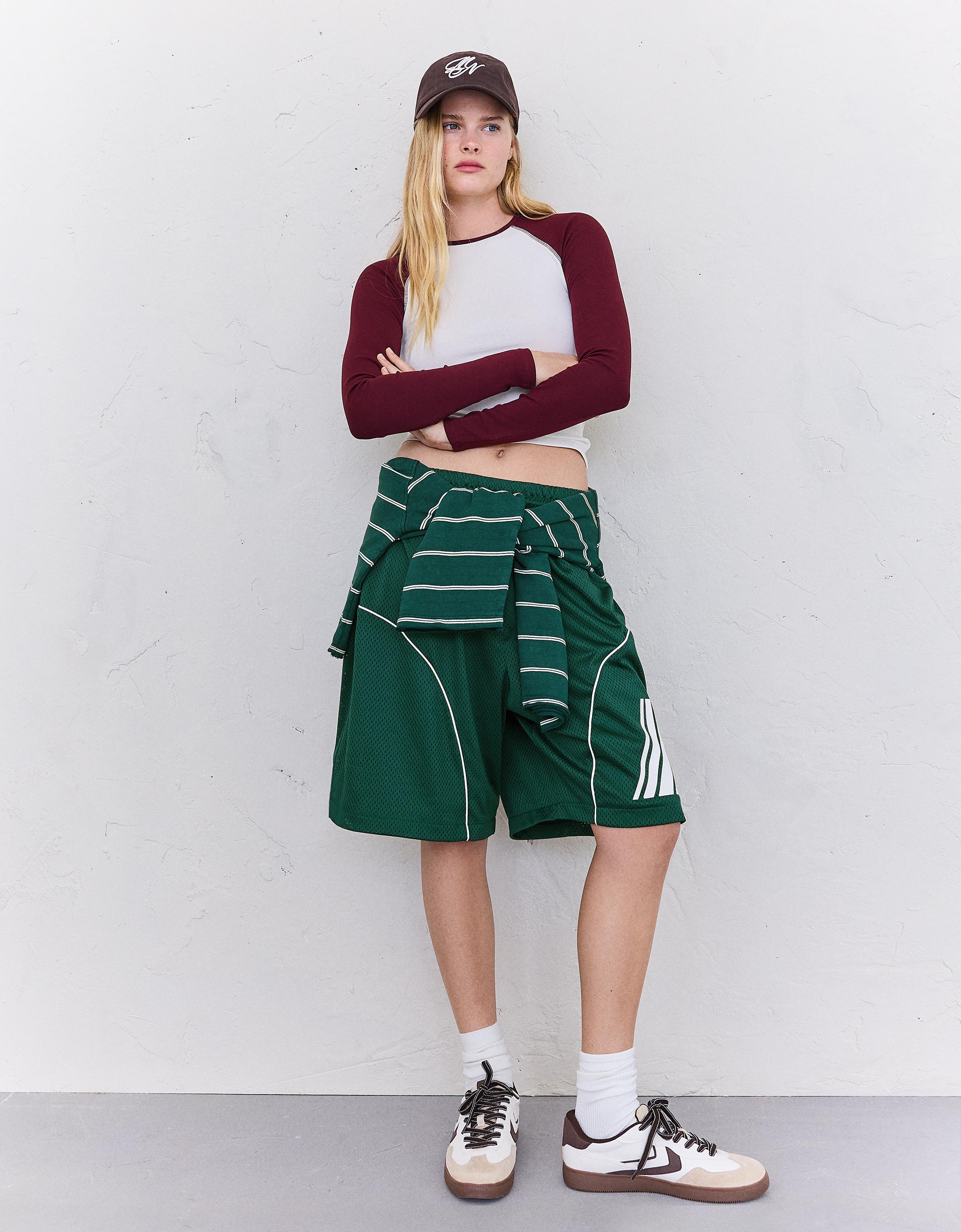 Bershka Kontrast baskılı file bermuda görsel 4