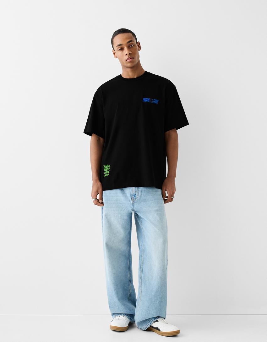 تيشرت بقصّة مربعة وأكمام قصيرة وطبعة-أسود-3