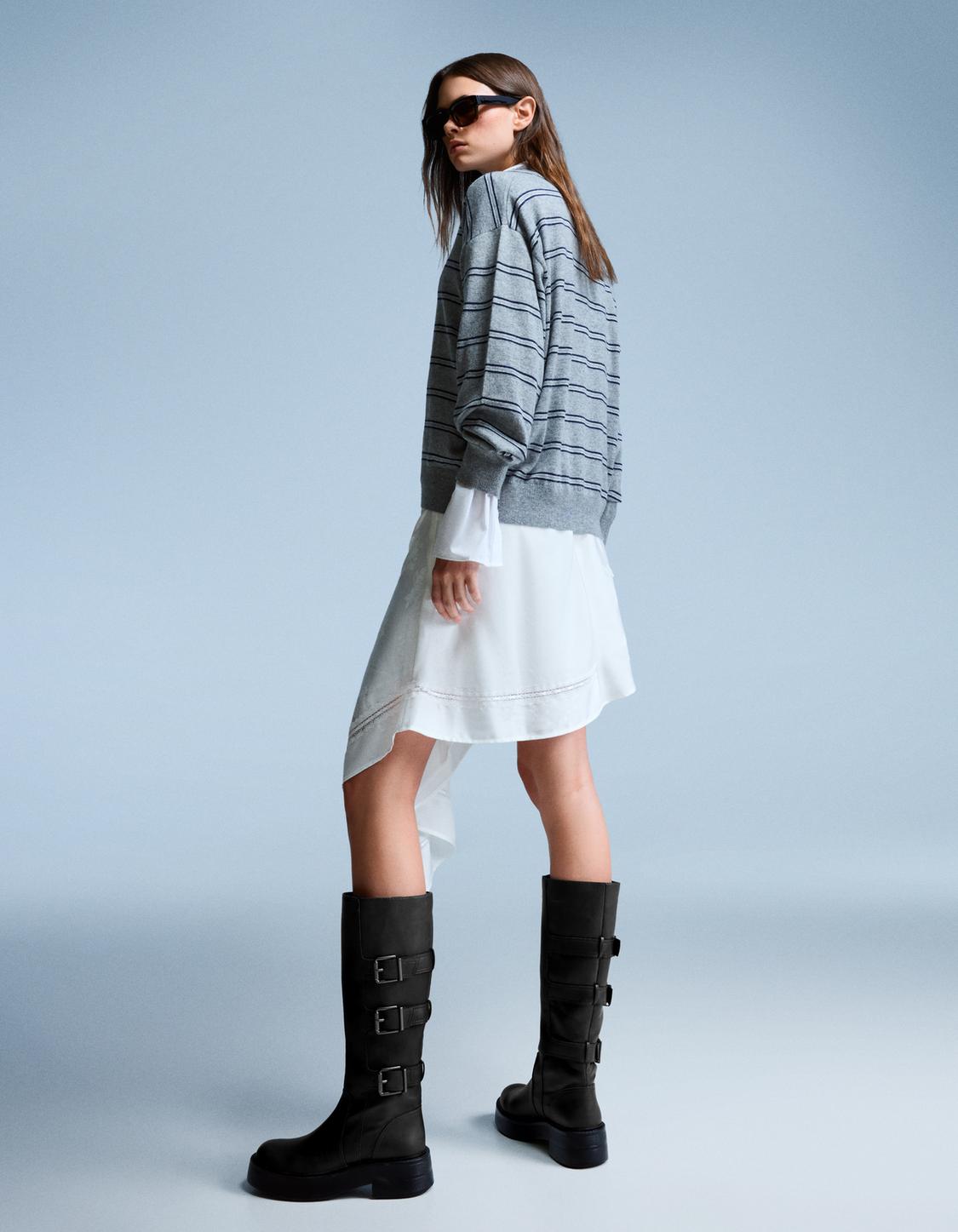 Flat boots with buckles