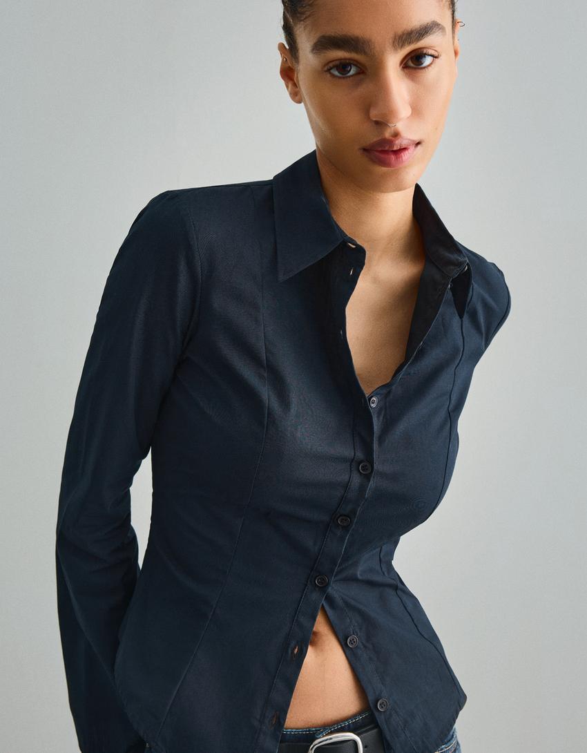 Figursydd skjorta med klockad ärm-Marin