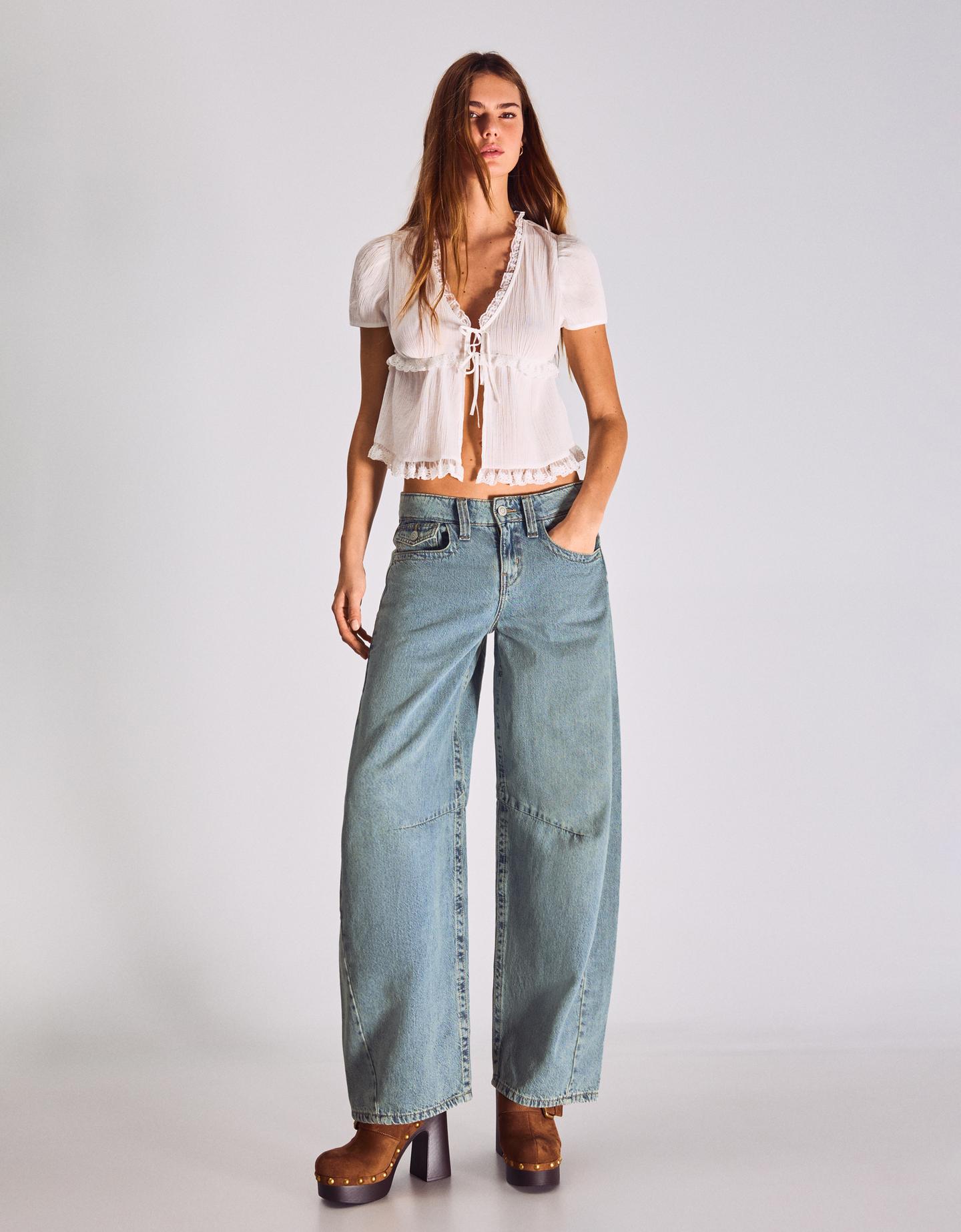 Bershka jeansy o kroju slouchy z niskim stanem wyblakły niebieski
