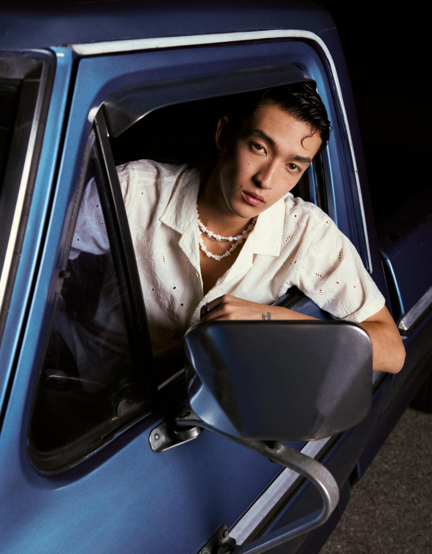 Bershka koszula z krótkim rękawem i haftowanymi kwiatami piaskowy