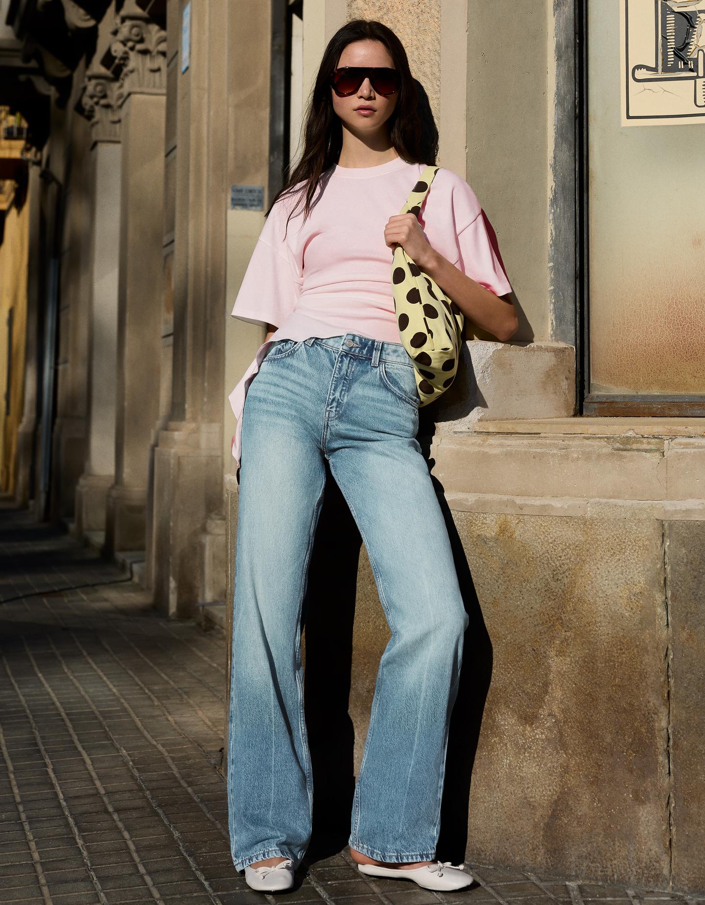 Bershka jeansy z szerokimi nogawkami o kroju straight z wysokim stanem wyblakły niebieski