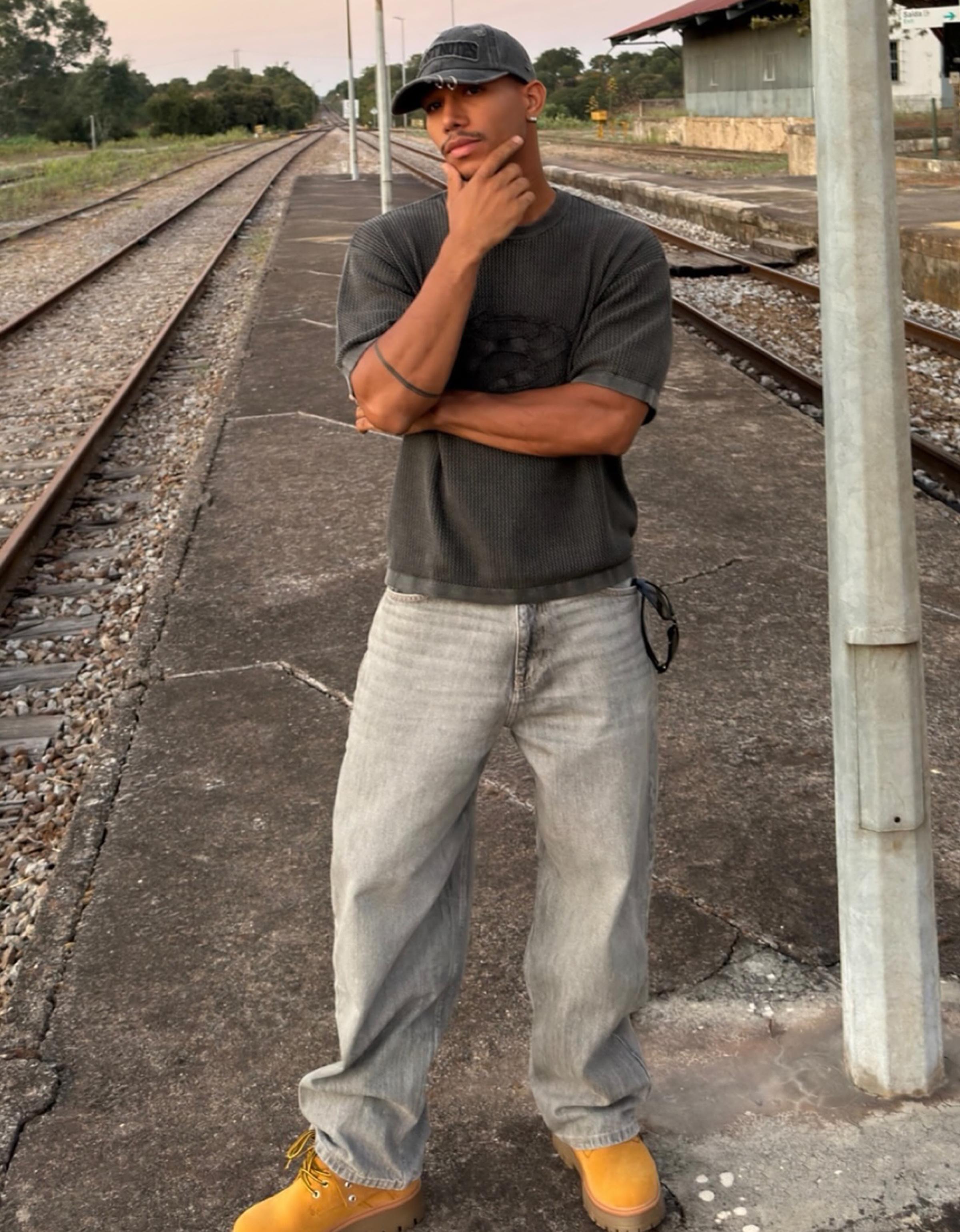 Short sleeve washed-effect T-shirt with patches — Grey