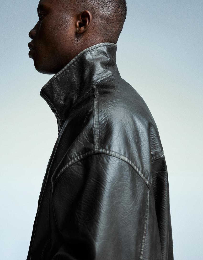 Cazadora efecto piel Chamarras y abrigos Hombre Bershka