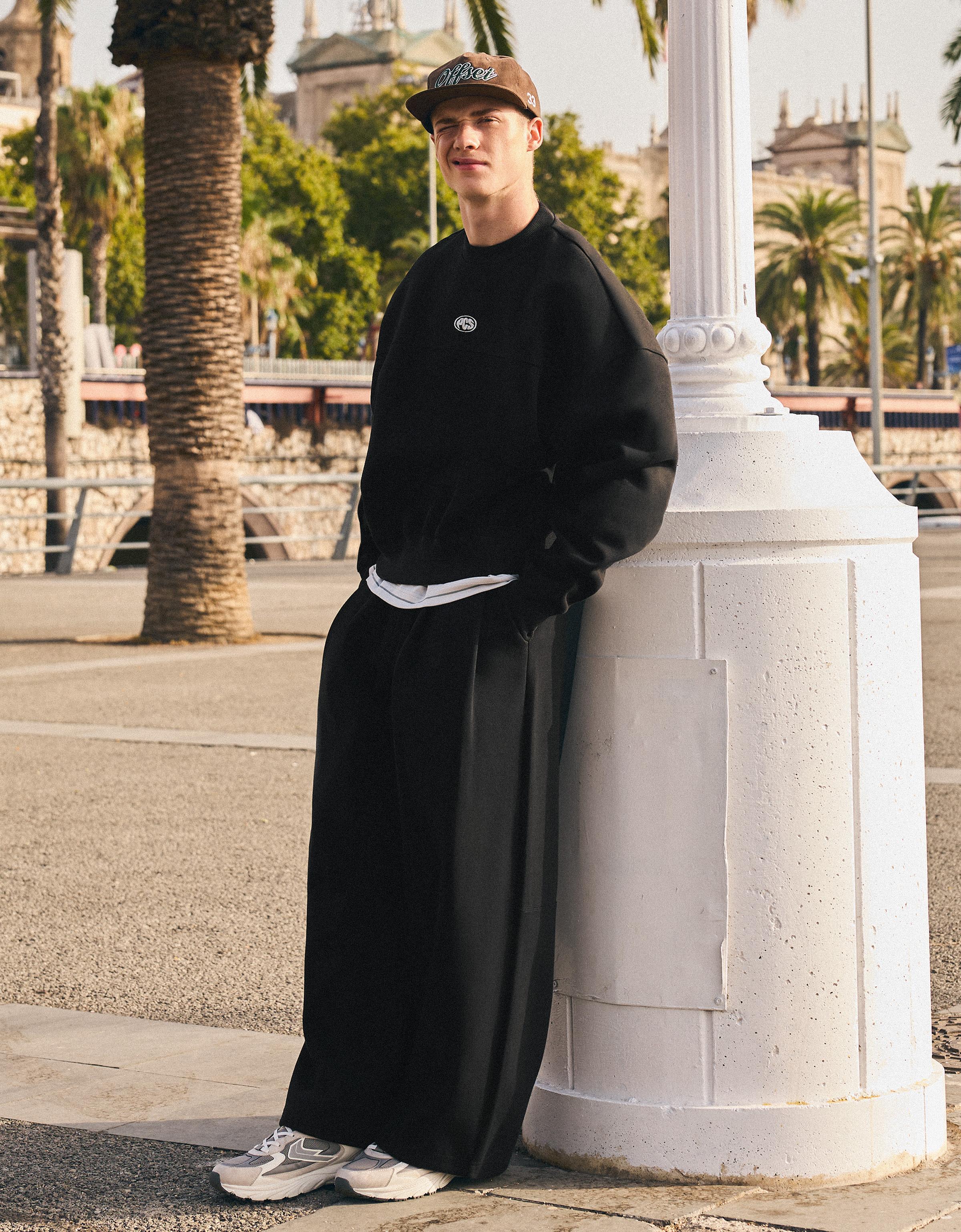 Round neck patch sweatshirt — Black