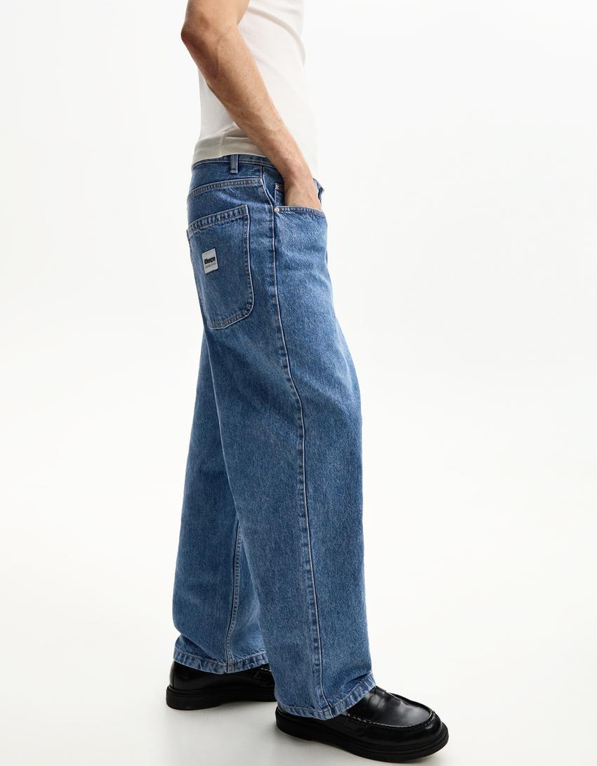 Loose-fit baggy jeans