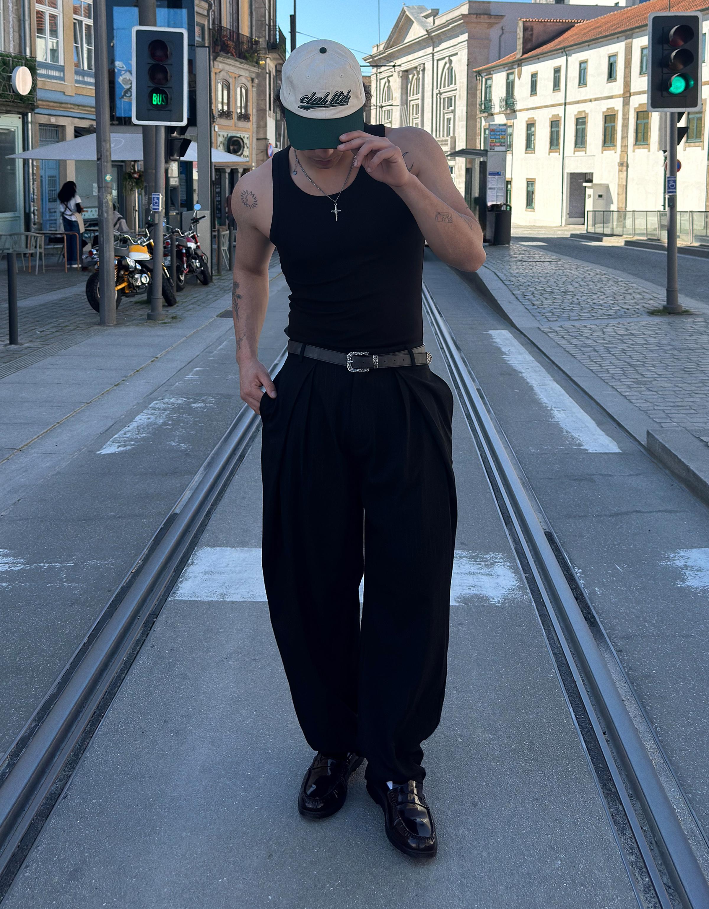 Super baggy tailored darted trousers — Black