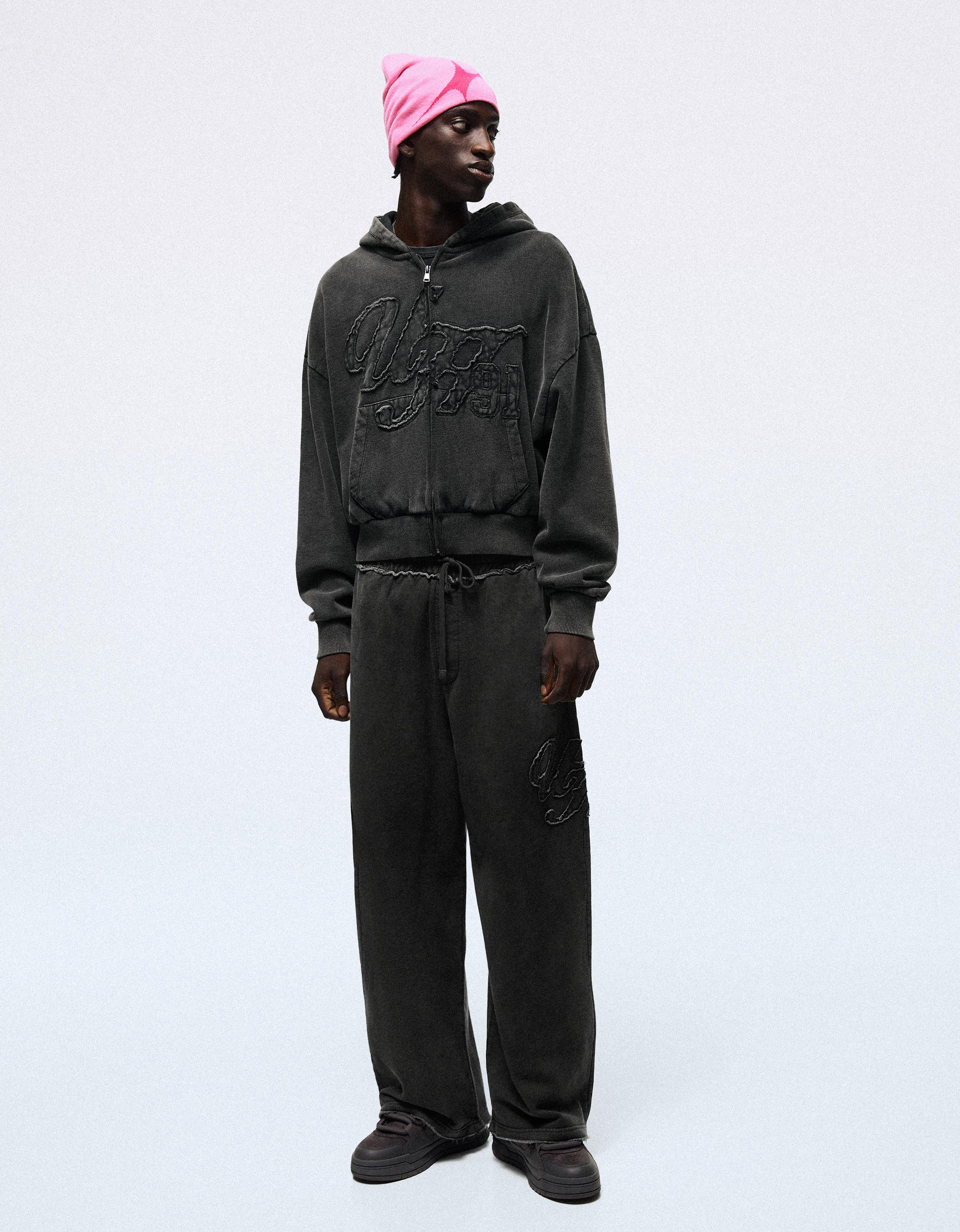 Bershka Spodnie O Kroju Super Baggy Z Efektem Sprania Mężczyzna Szary