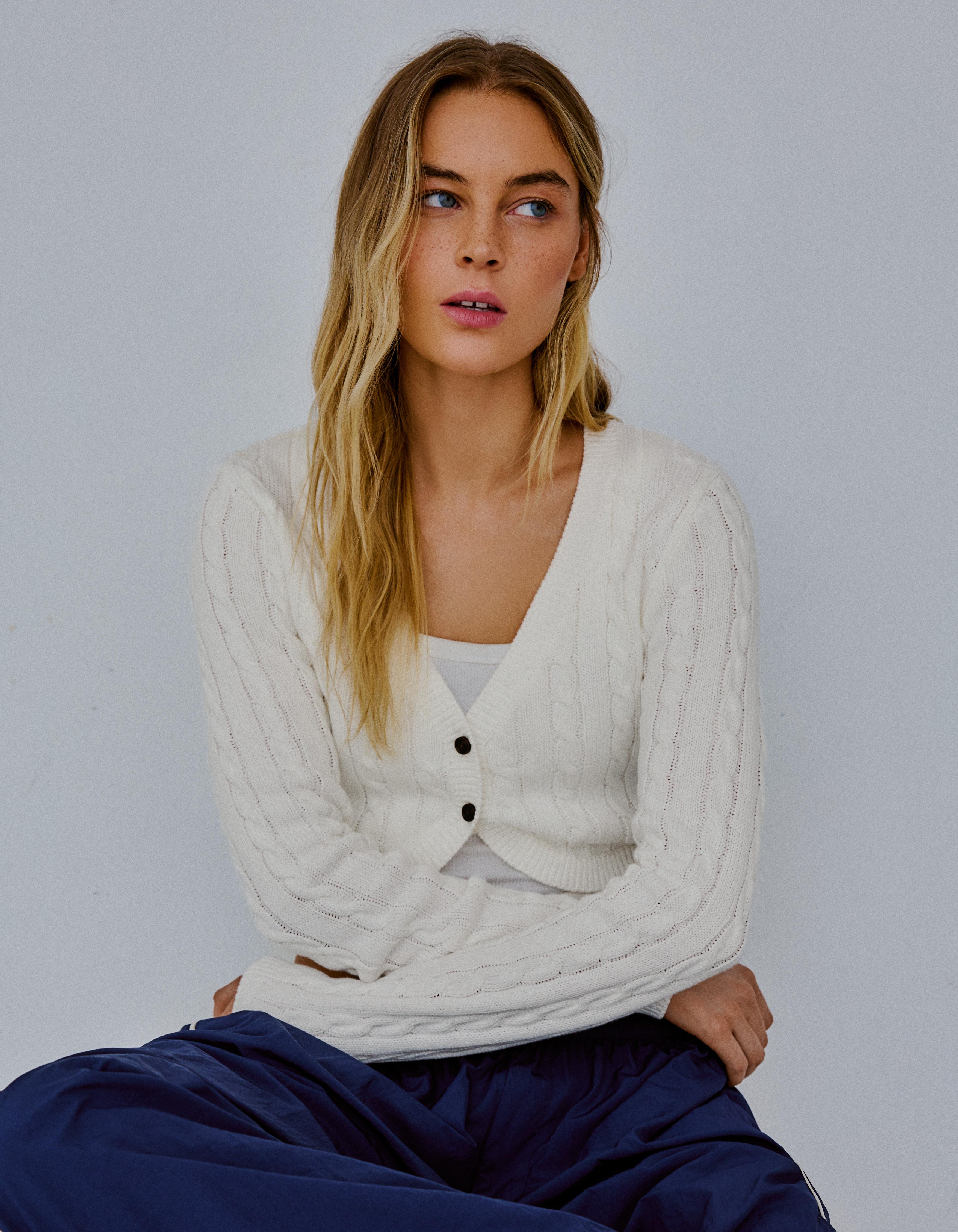 Cropped cable-knit cardigan — Cream
