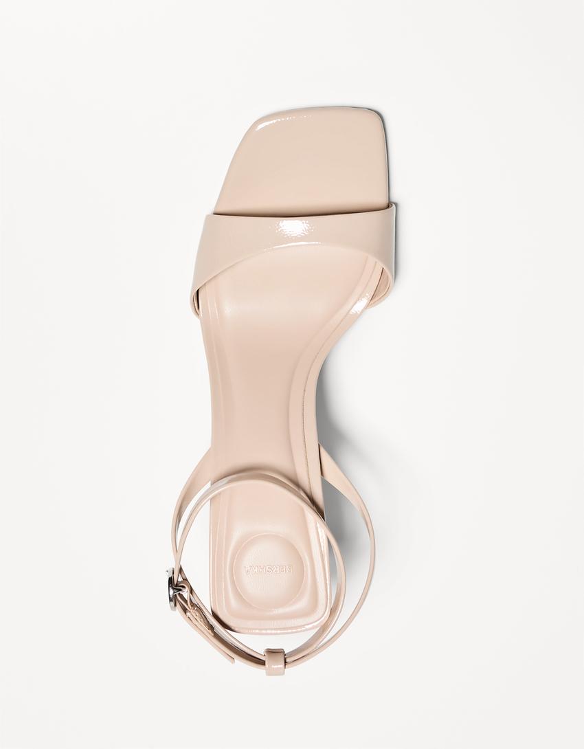 Sandały na obcasie z paskiem wokół kostki-Kremowy