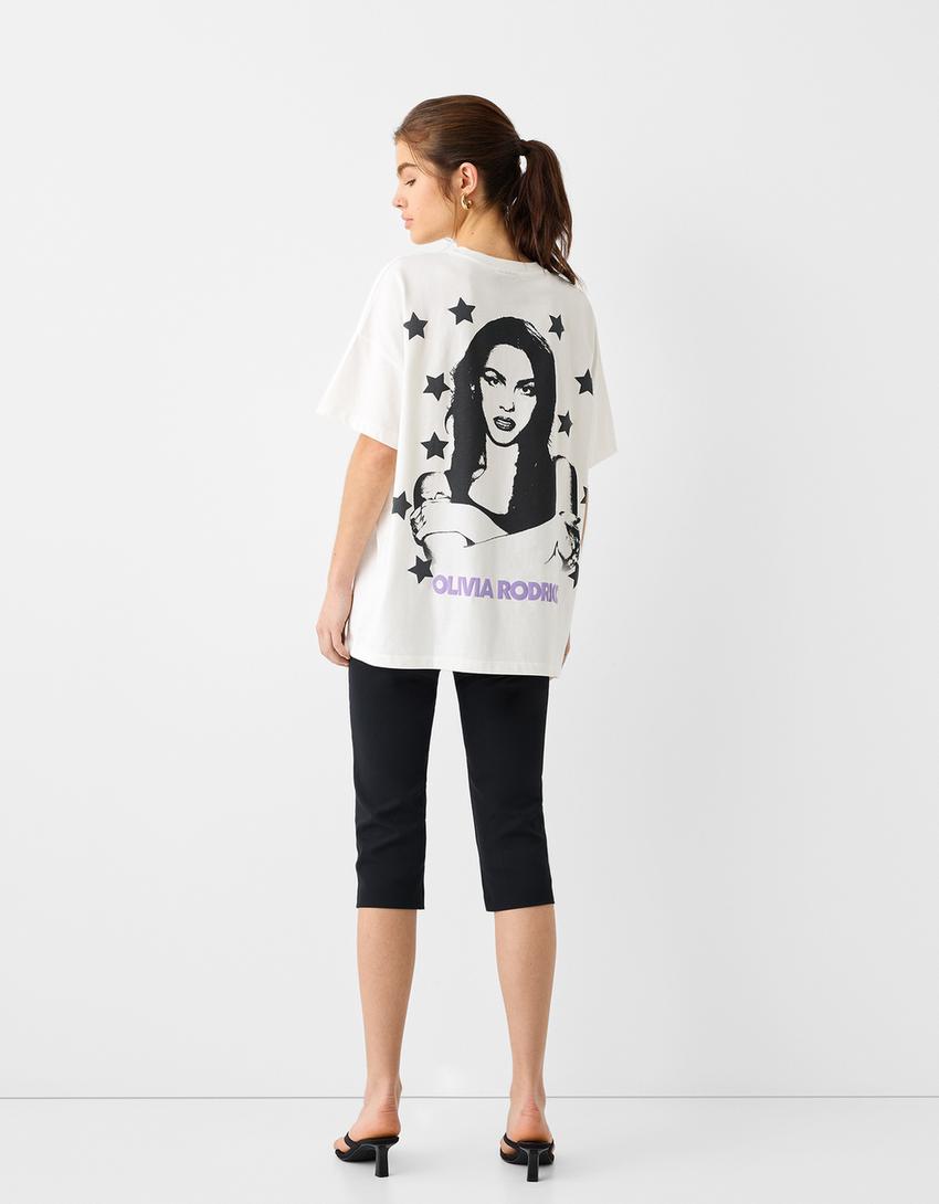 تيشرت بطبعة أوليفيا رودريجو وأكمام قصيرة-أبيض مطفي-1