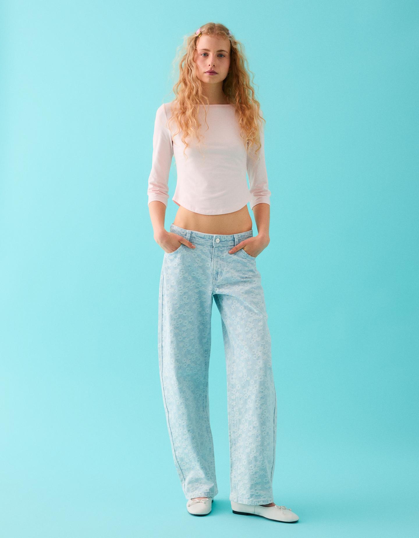 Bershka jeansy o kroju barrel polly pocket jasnoniebieski