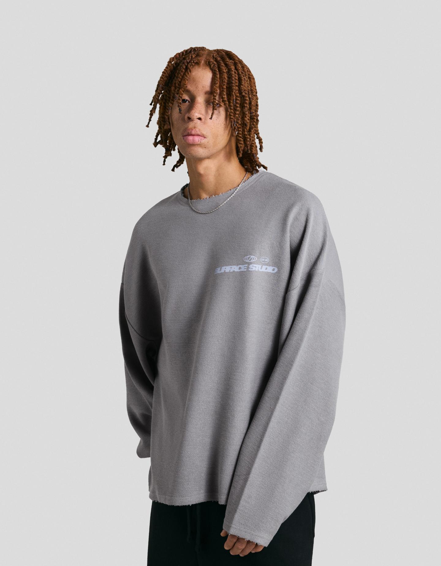 Bershka bluza z nadrukiem wyblakły niebieski