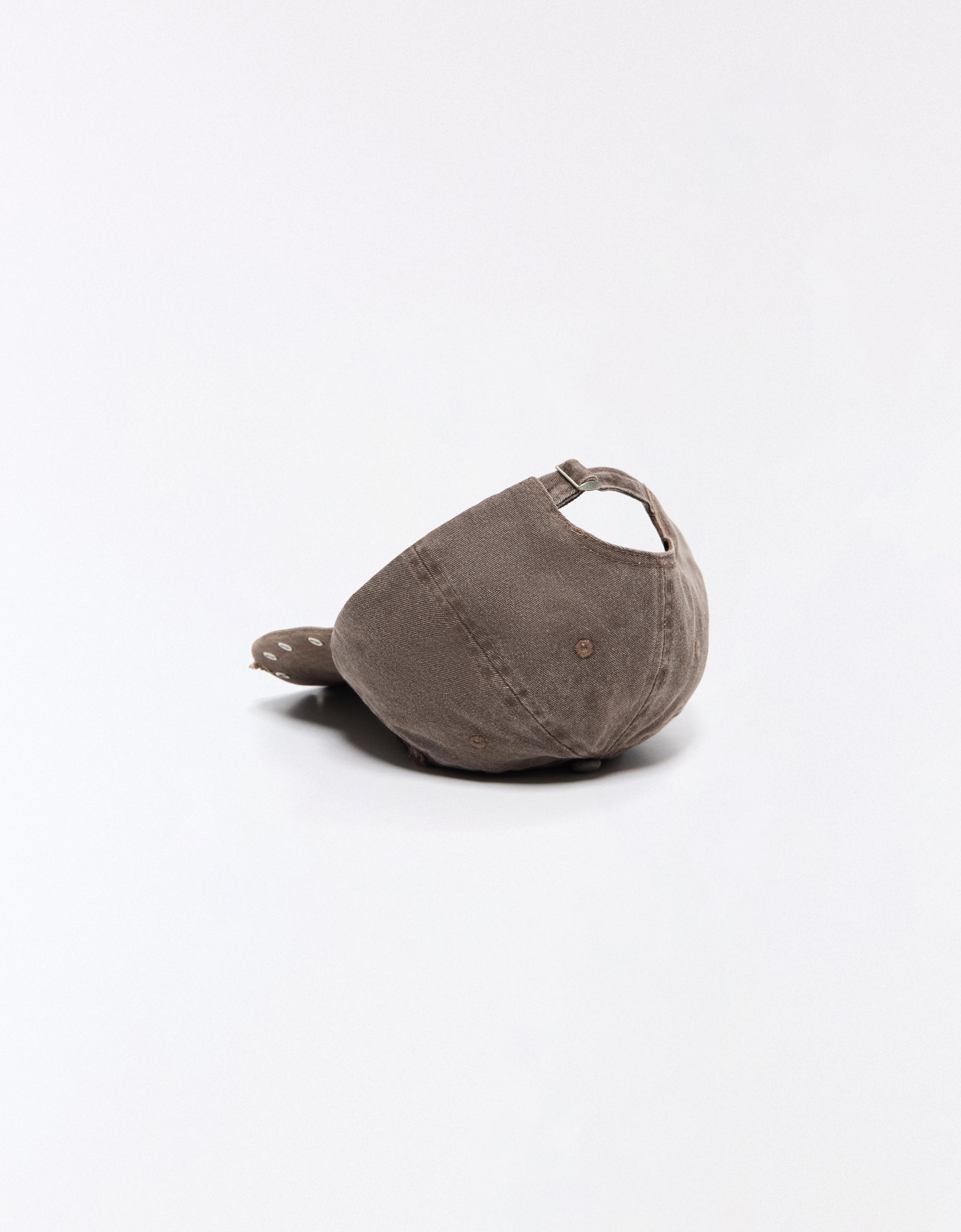 Embroidered eyelet cap — Brown