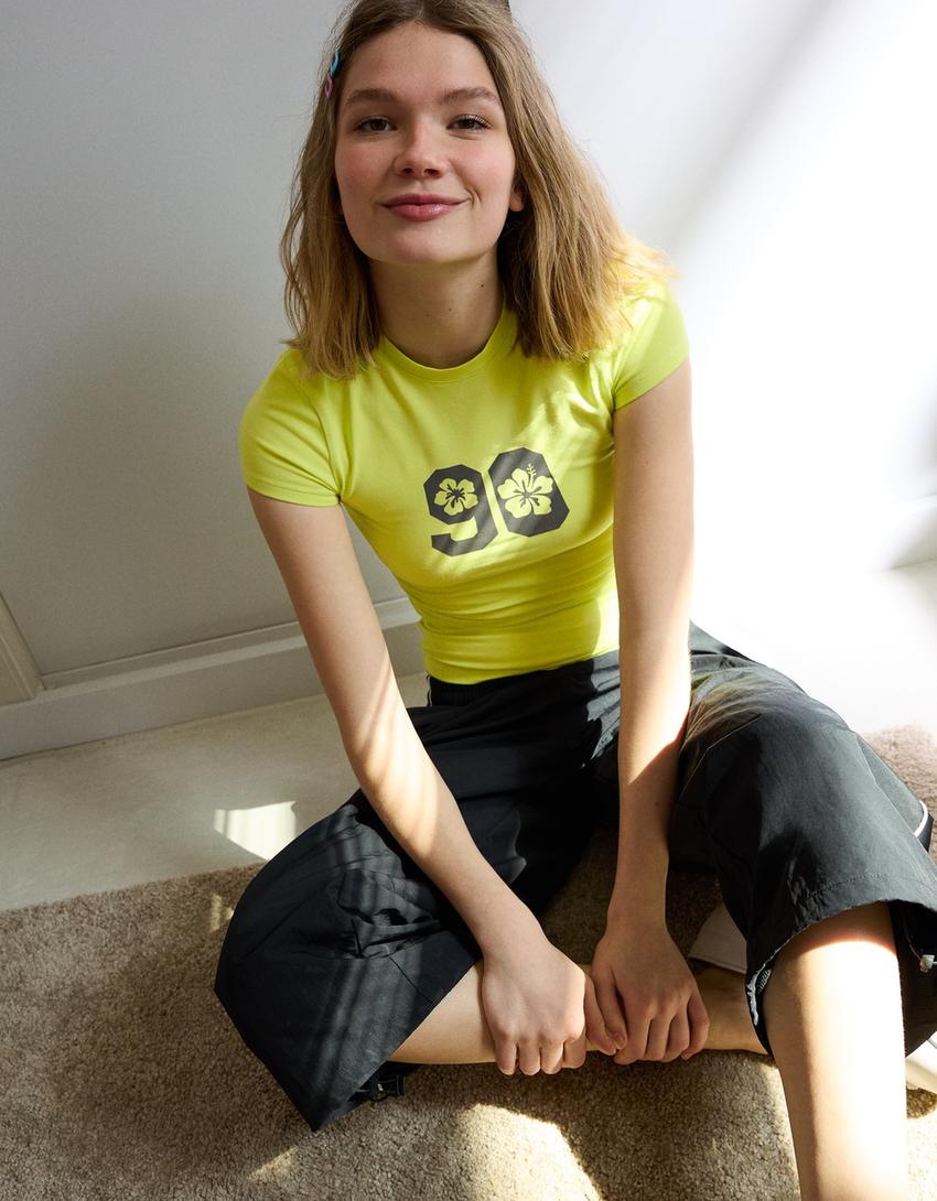 Kortermet T-skjorte med rysjer og trykk-Gul