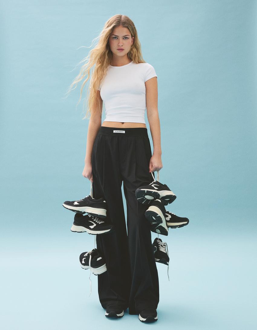 حذاء رياضي بتفاصيل نسيج شبكي-أسود-1