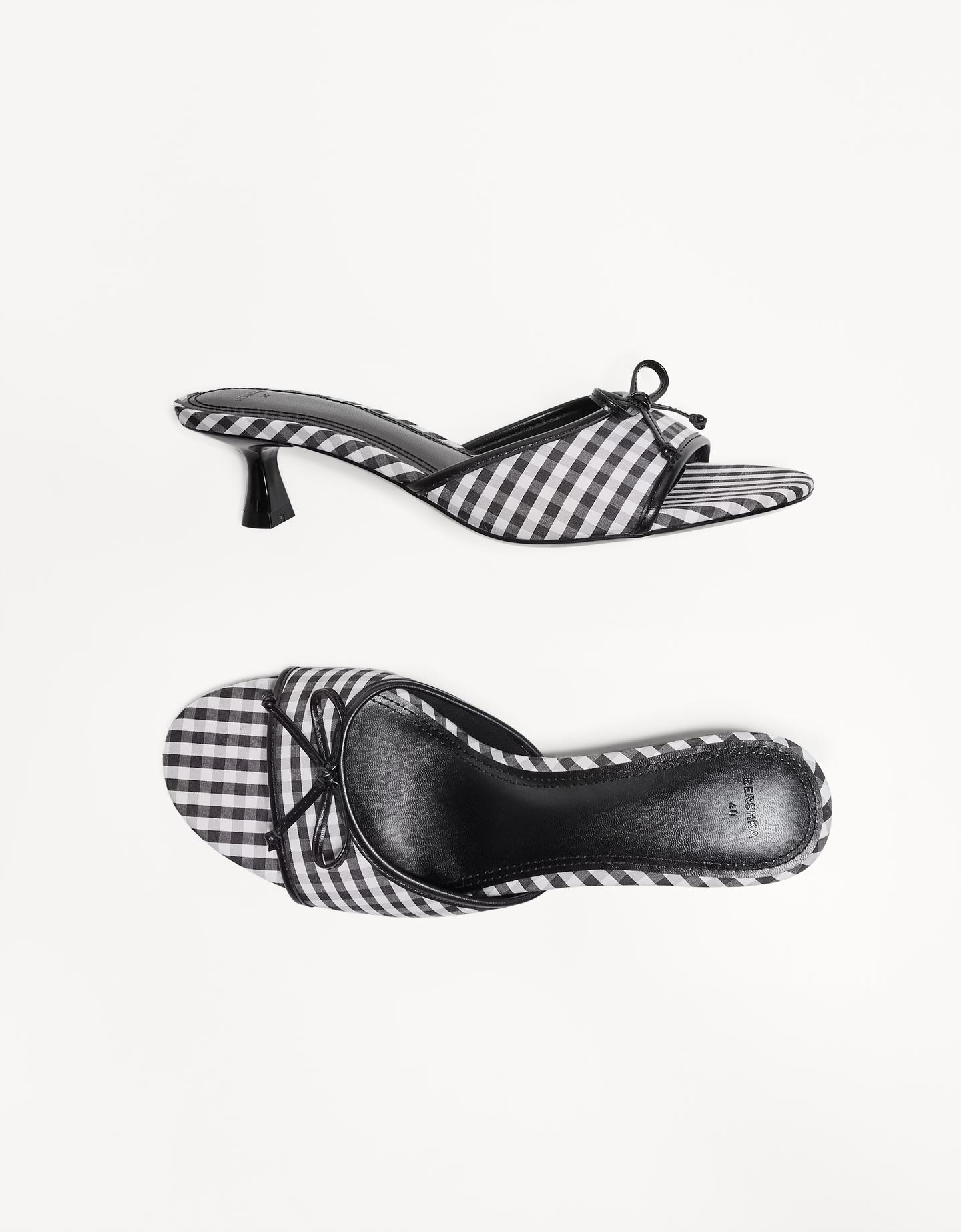 Bershka klapki na obcasie typu kaczuszka kombinowany