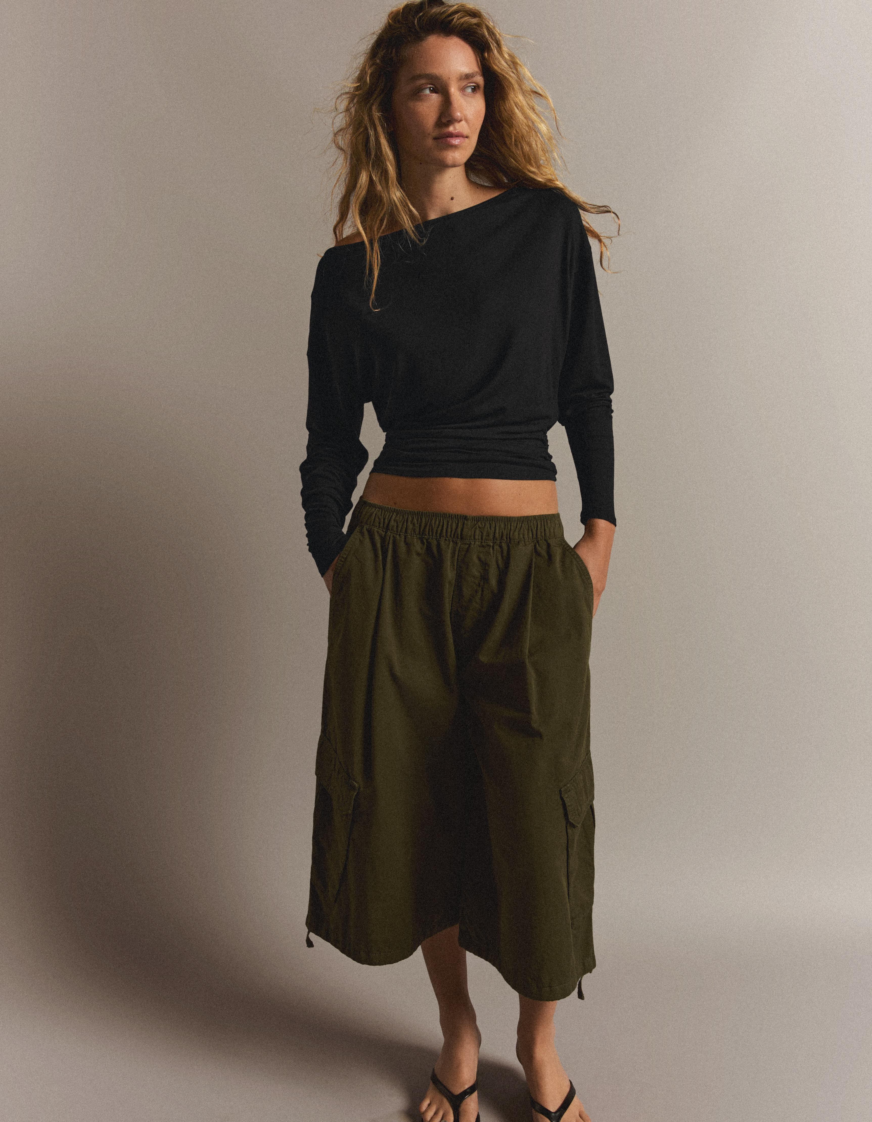 Asymmetric neck long-sleeved T-shirt — Black