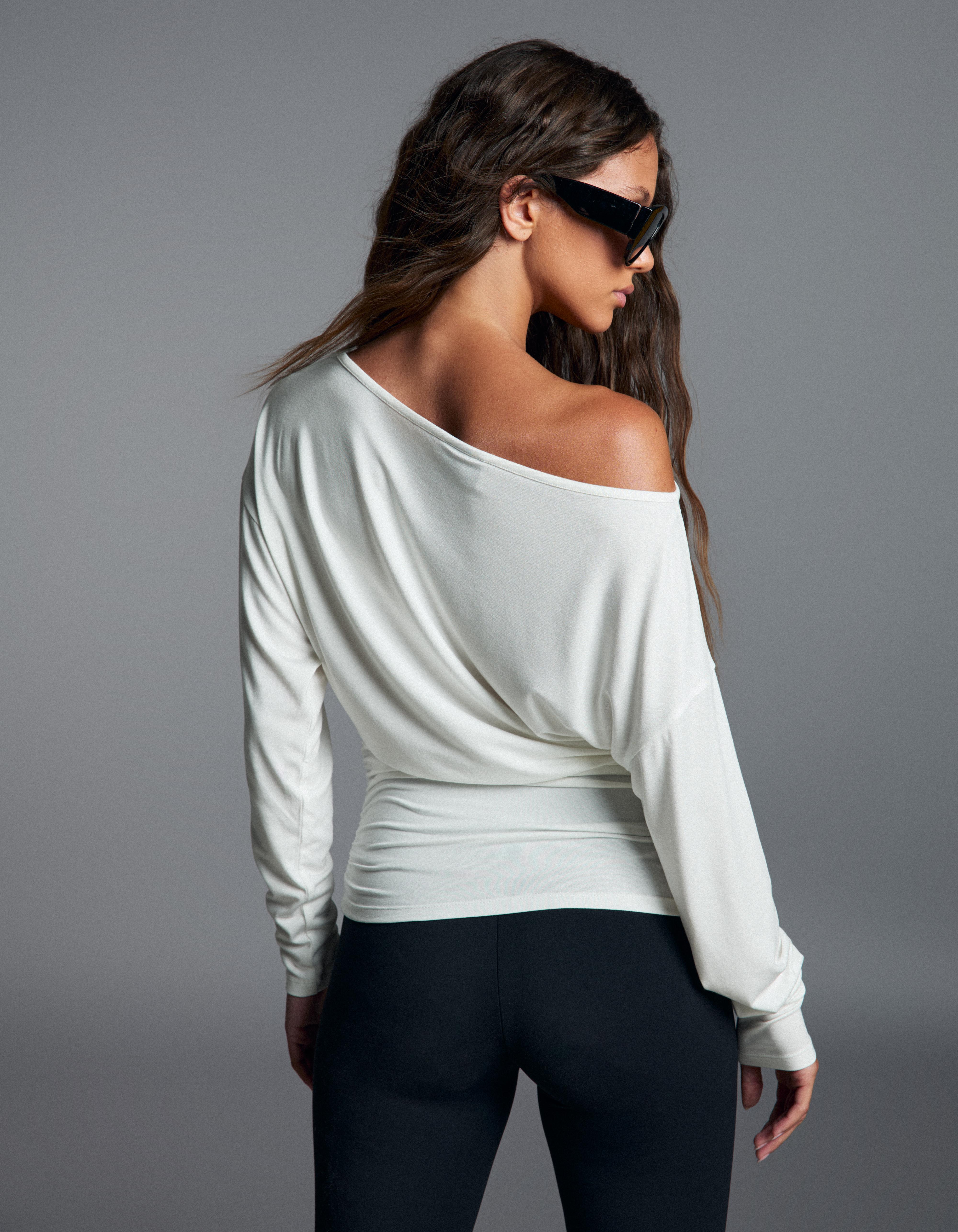 Asymmetric neck long-sleeved T-shirt — Off white