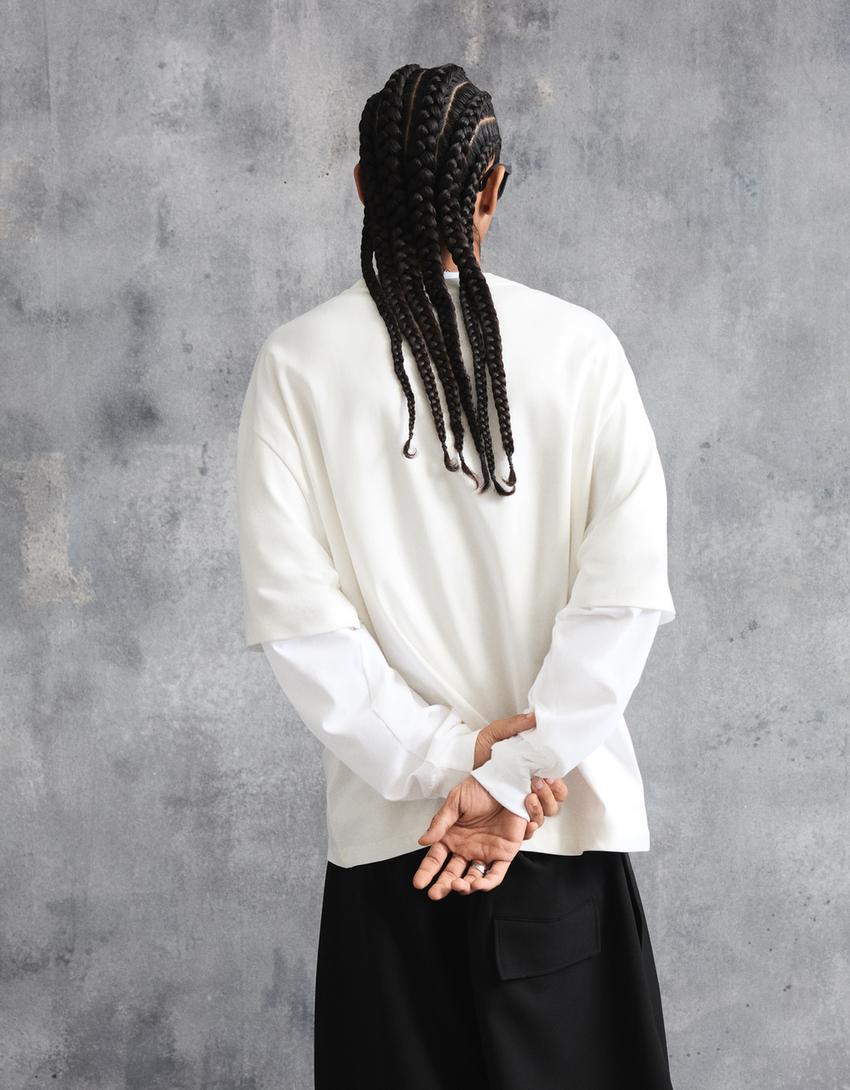 Boxy T-Shirt mit kurzen Ärmeln und Print-Grbrochenes Weiss