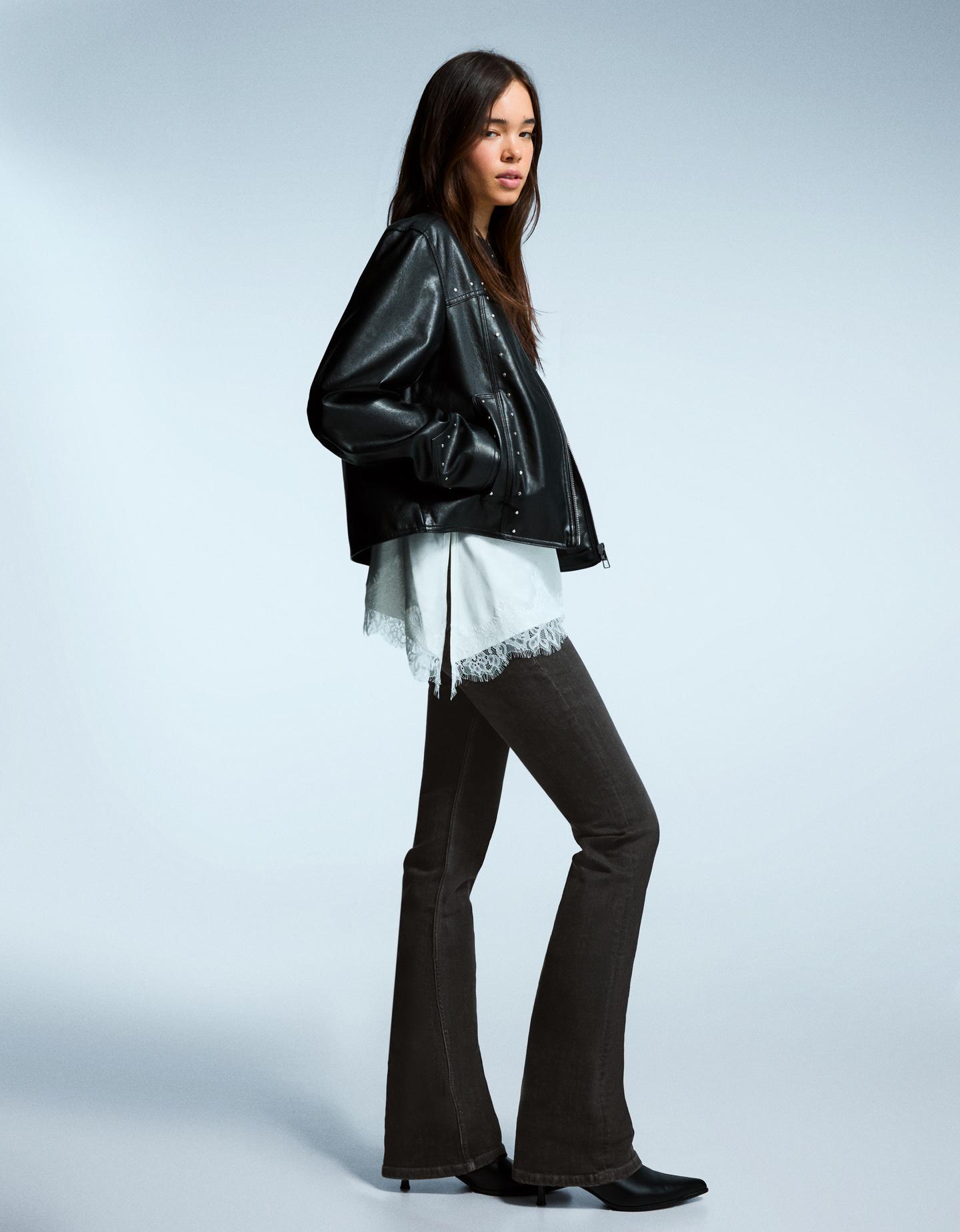 Bershka jeansy o kroju bootcut z klapami czarny