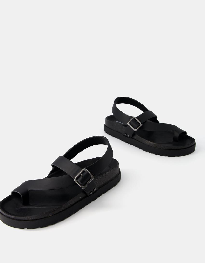 صندل بنعل عال وإبزيم-أسود