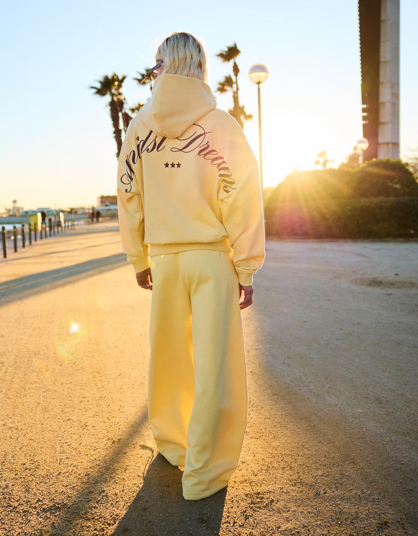 Pantalón felpa barrel print-Amarillo