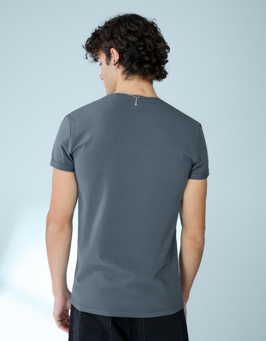 T-Shirt mit umgeschlagenen Ärmeln-Grau