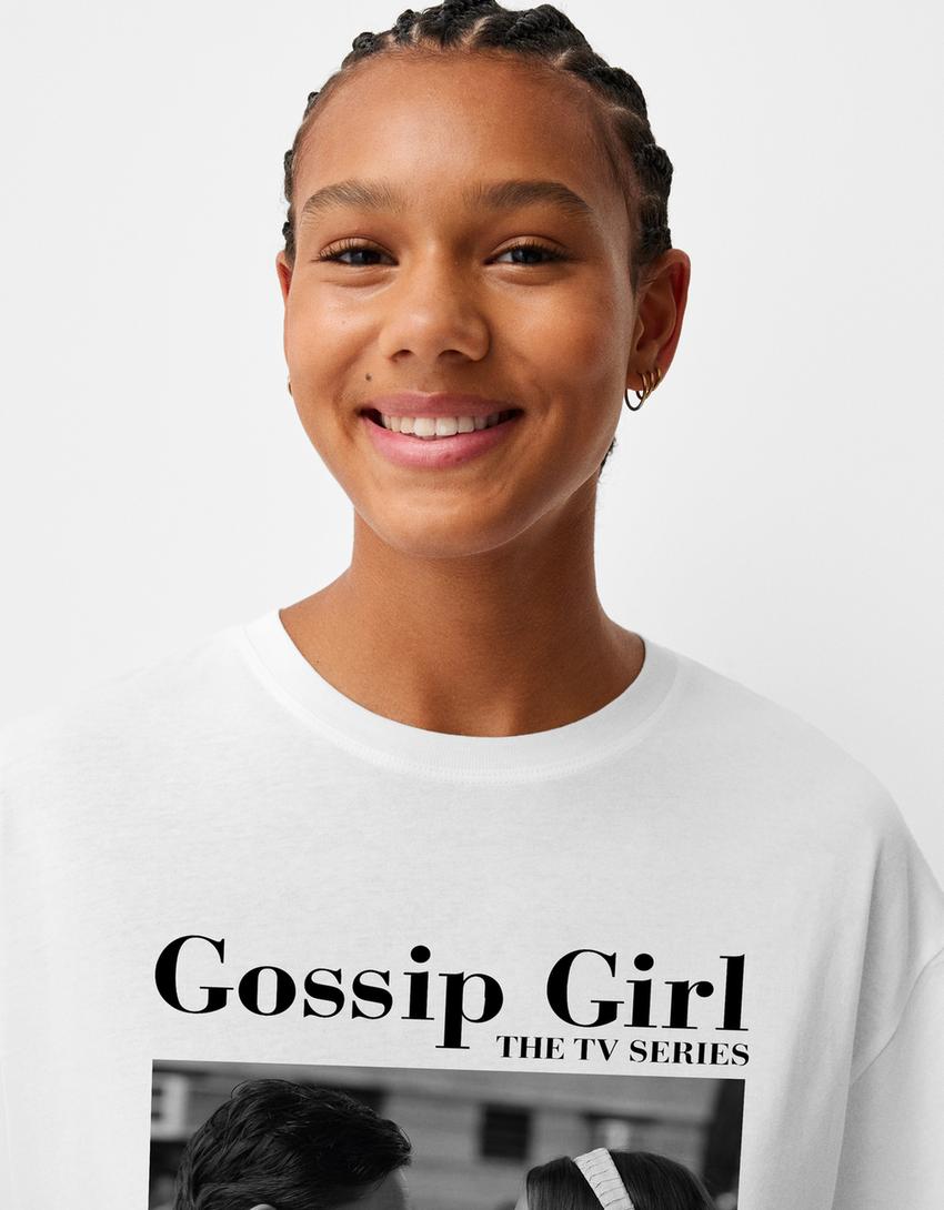 Kortärmad t-shirt Gossip Girl i oversize-modell-Benvit