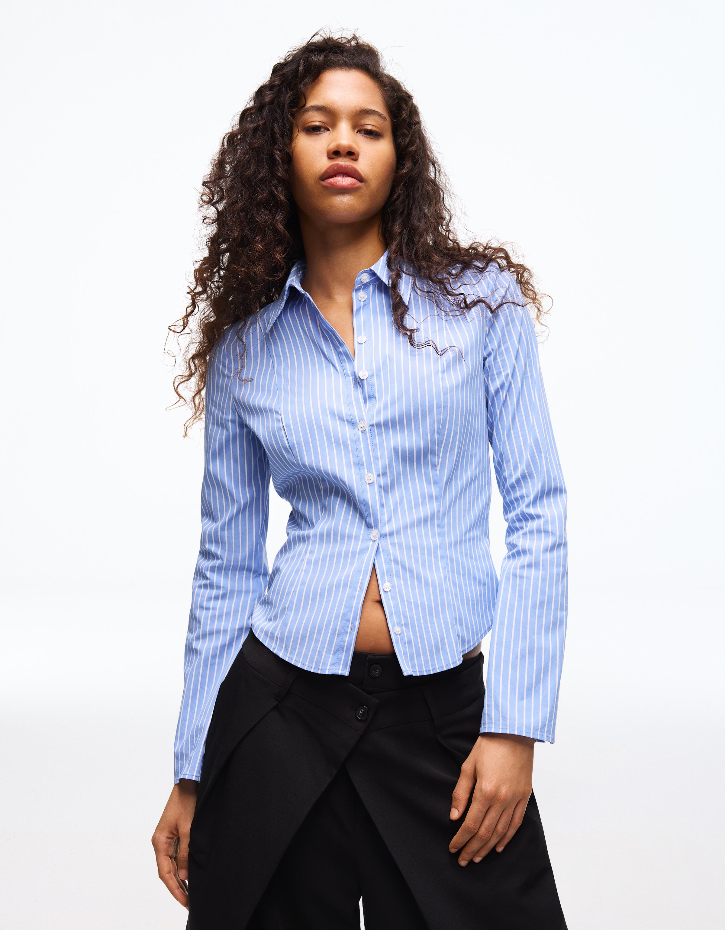 Bershka Figurbetontes Hemd Mit Ärmeln Im Schlaghosen-Stil Damen S Blau