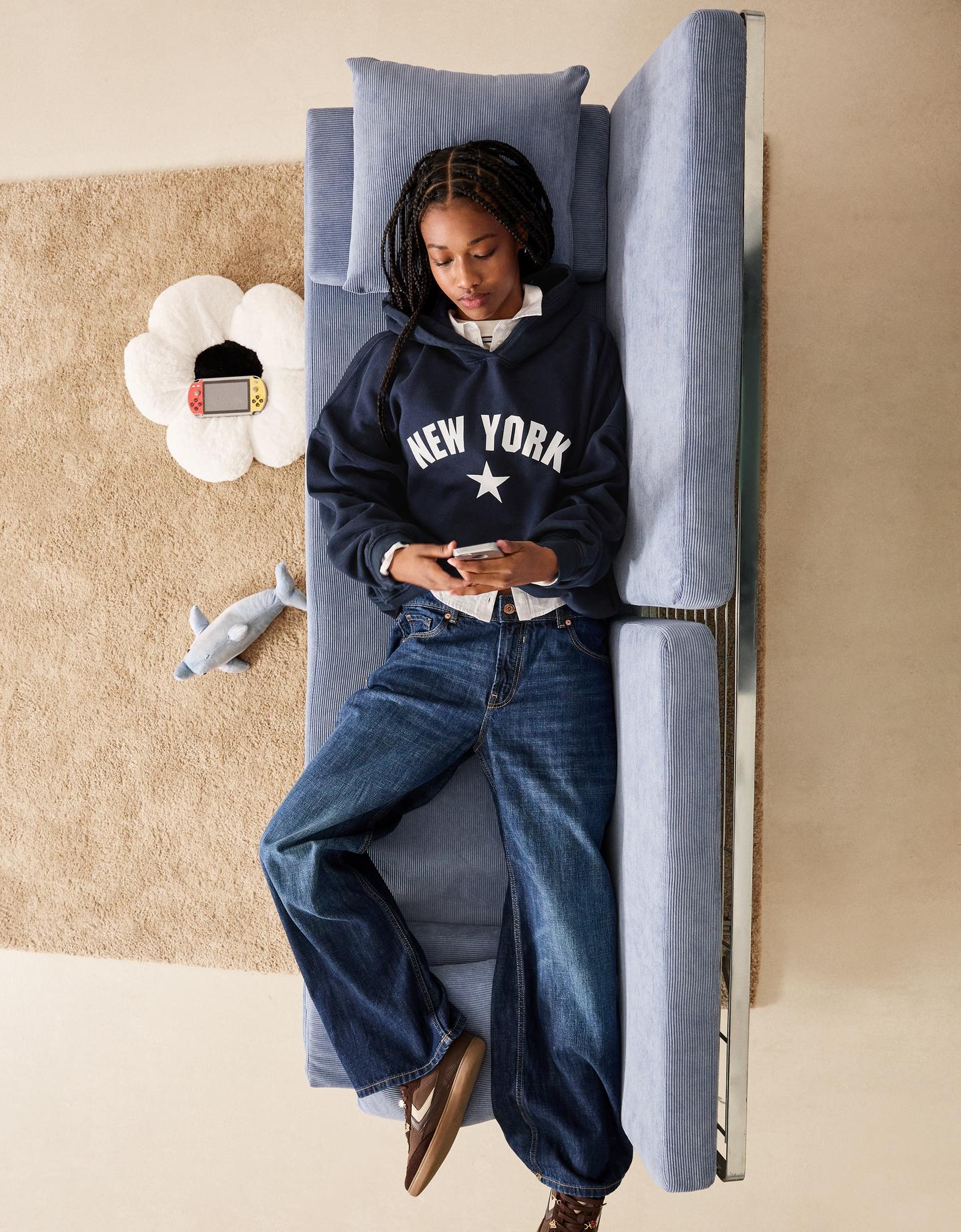 Bershka bluza z kapturem z nadrukiem granatowy