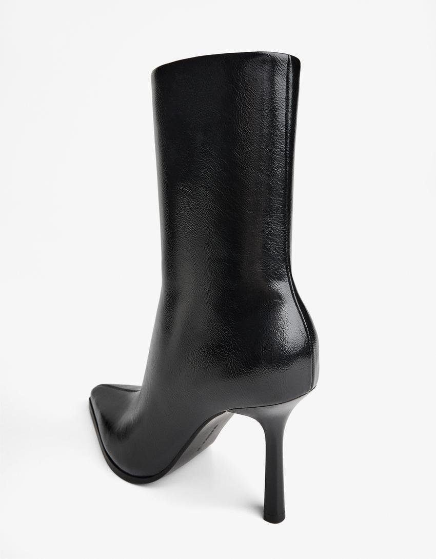 Bota de salto gravado-Preto