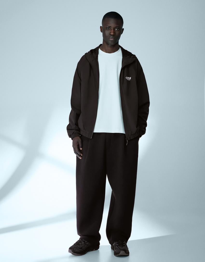 Cazadora técnica capucha-Negro