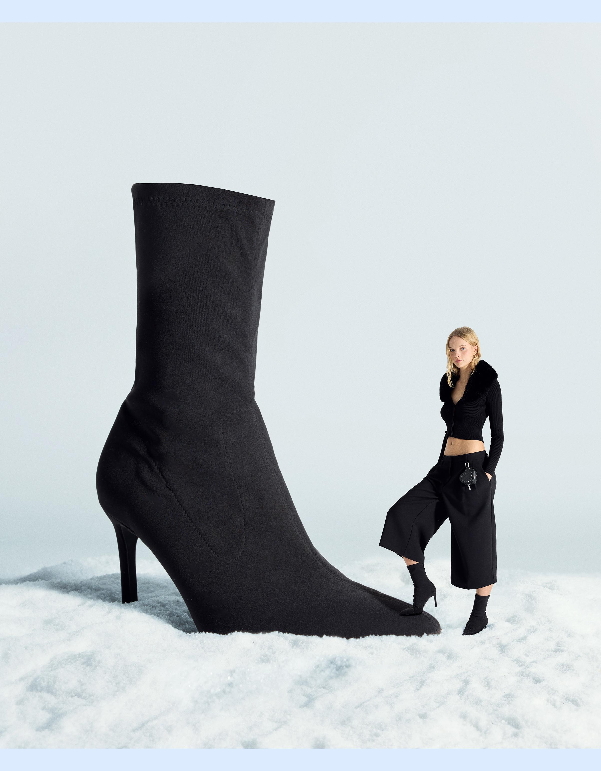 Fitted heel ankle boots — BLACK