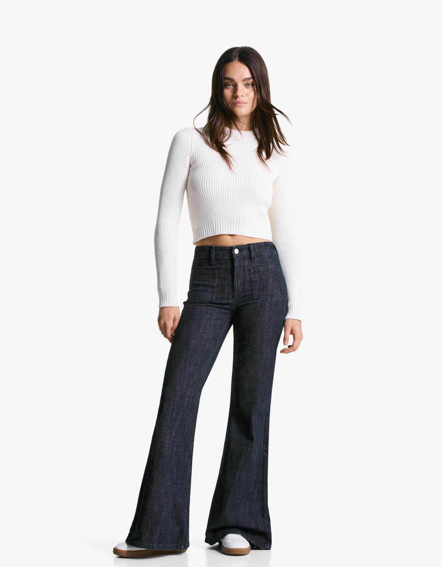 Bershka jeansy o kroju flare z komfortowymi kieszeniami granatowy