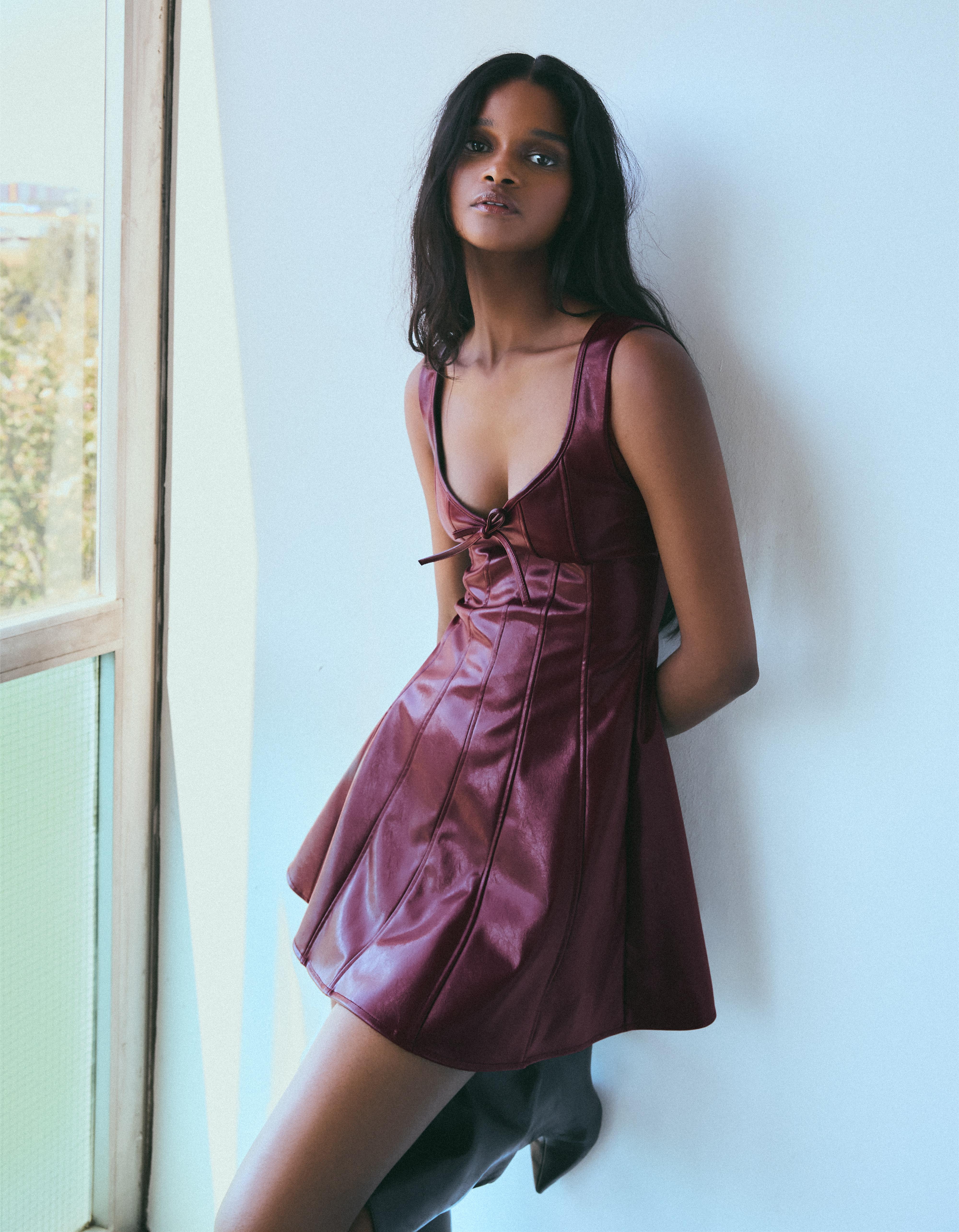 Bershka Kalp yaka suni deri askılı mini elbise görsel 6