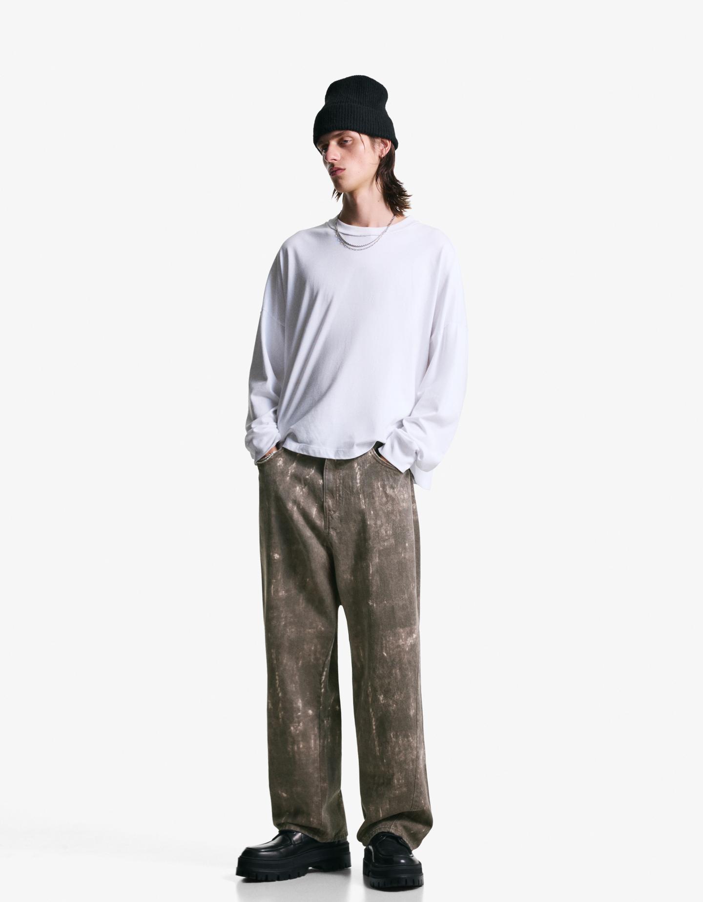 Bershka spodnie superbaggy z nadrukiem brązowy