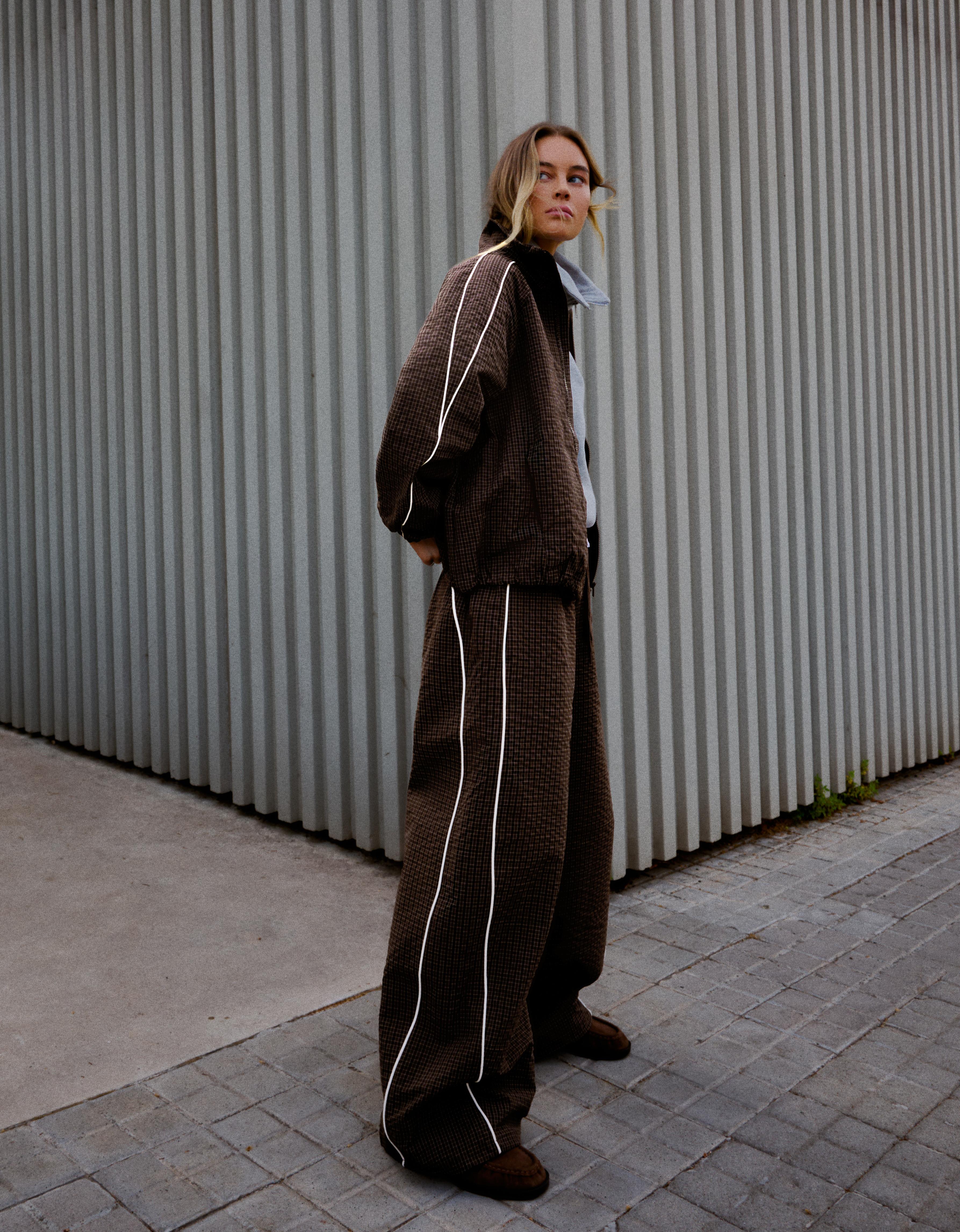 Technical parachute trousers — Brown