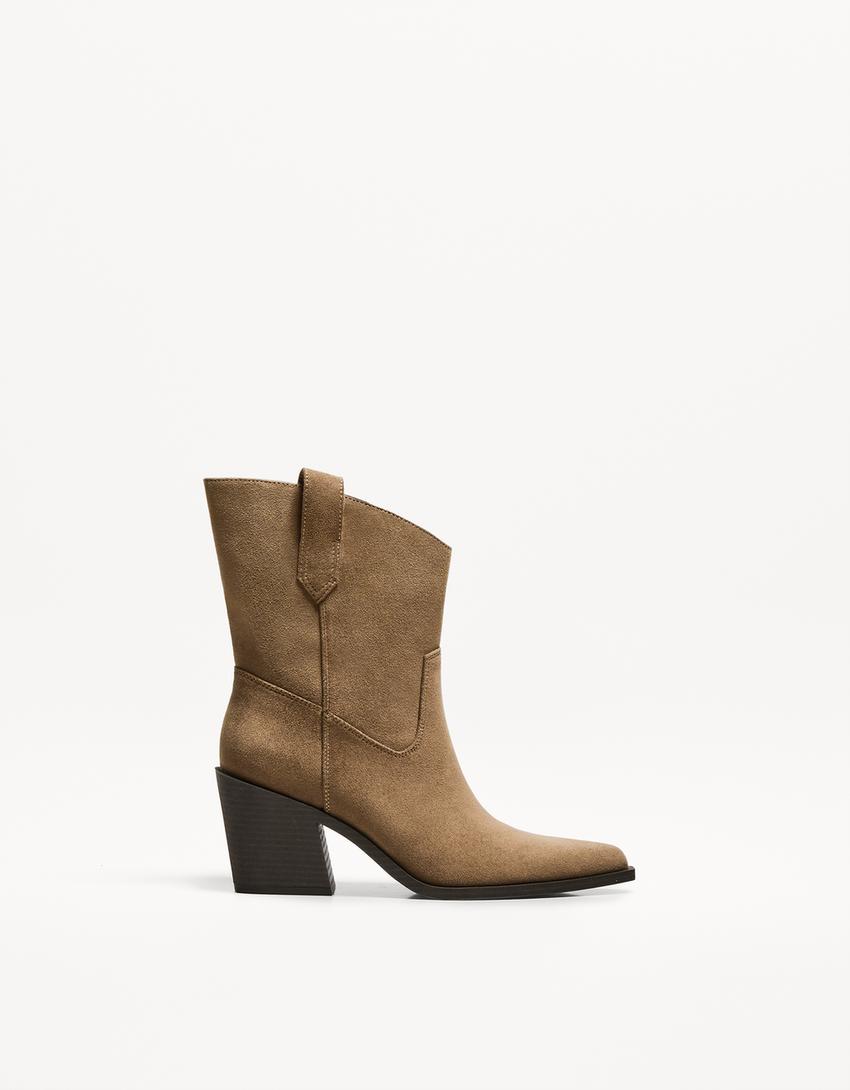 Körpernah geschnittene Absatzstiefeletten im Cowboylook-Taupe