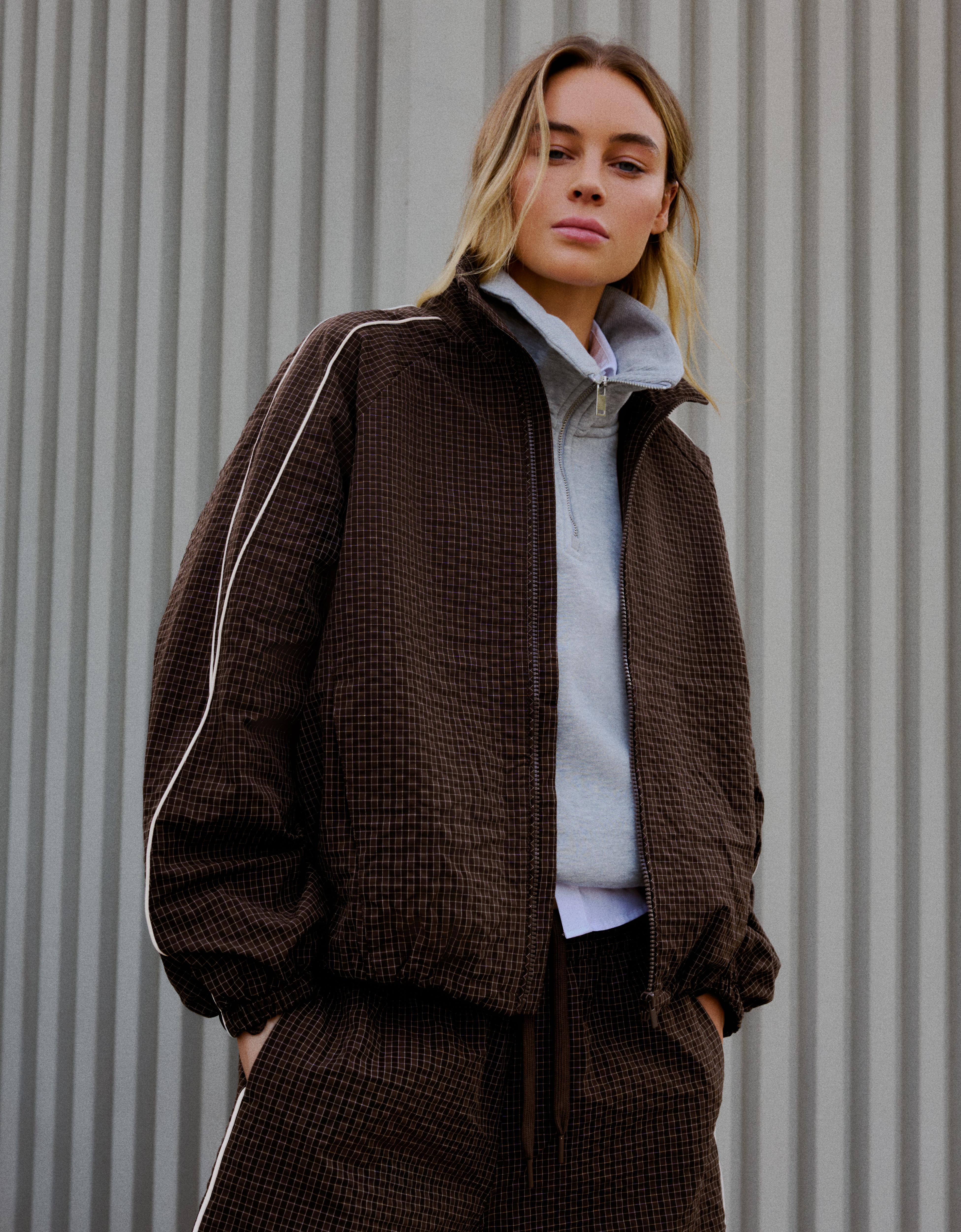 Bershka Cazadora Ligera Contraste Mujer Marrón