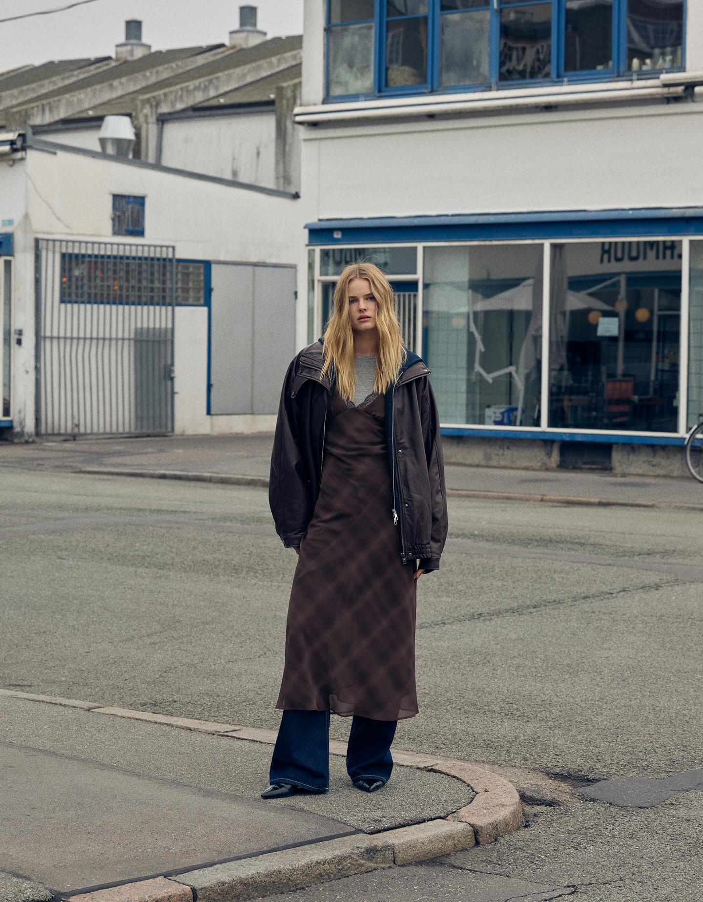 Bershka szyfonowa sukienka midi z koronką blonda brązowy