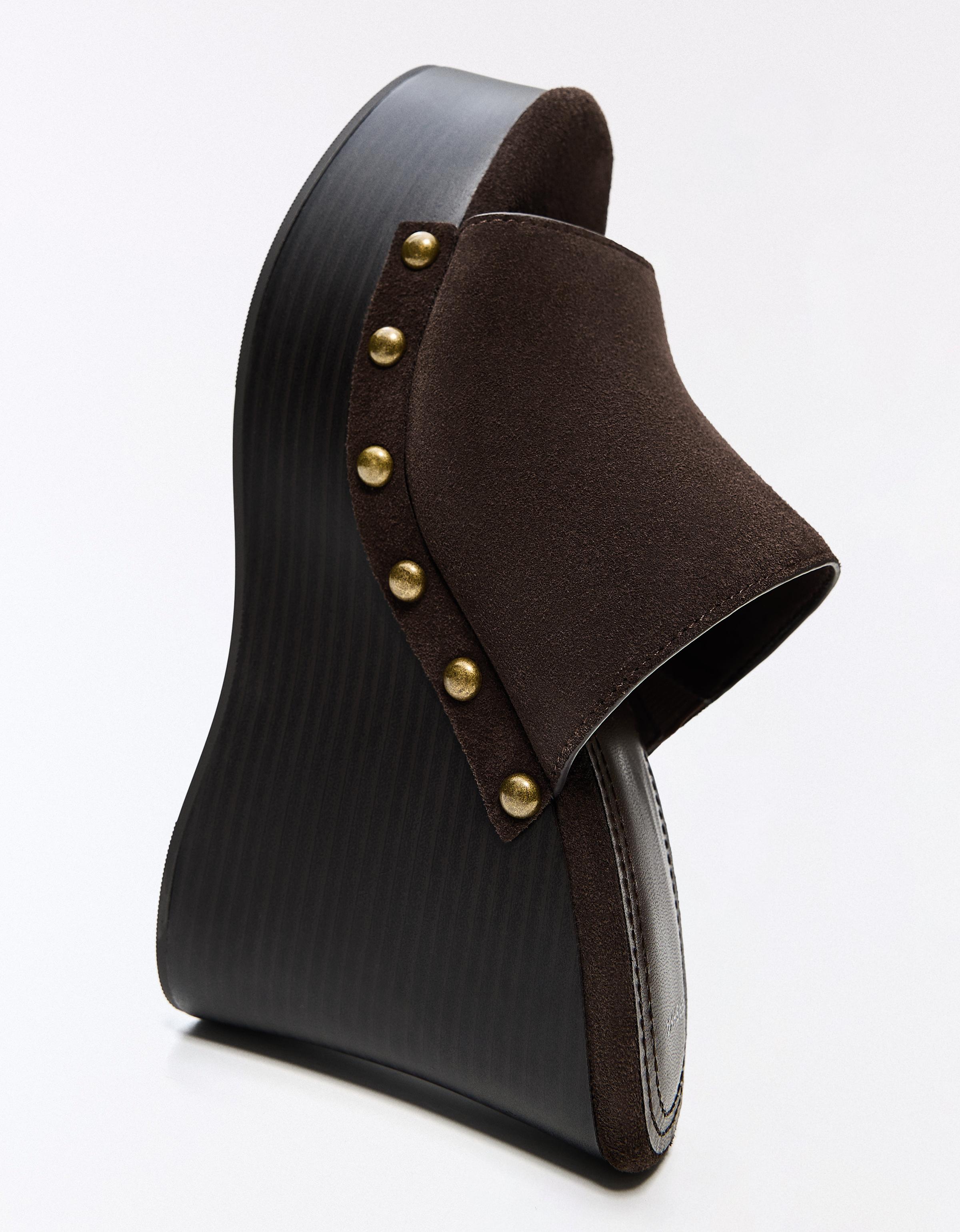 Leather wedge with stud detail — Brown