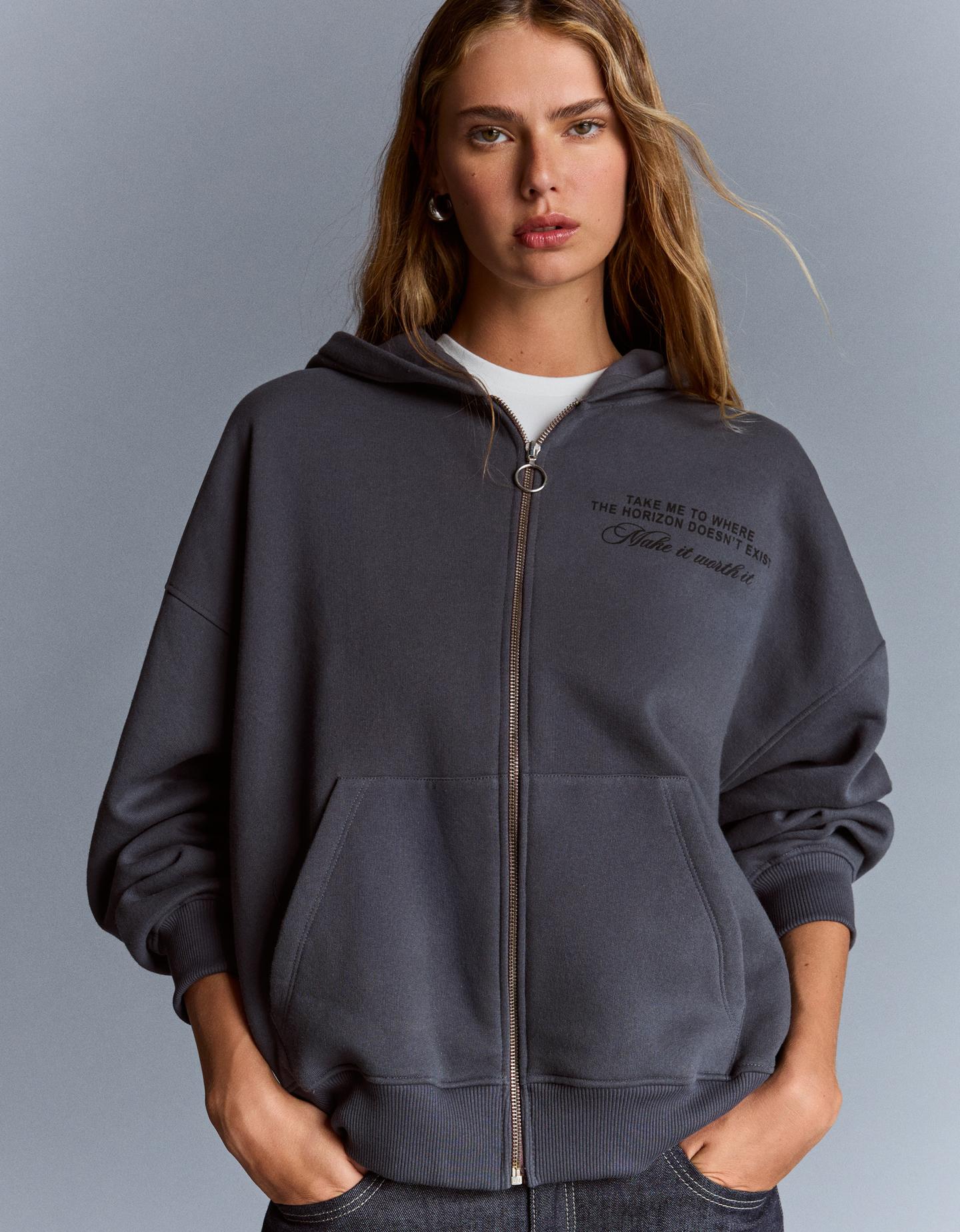 Bershka bluza z kapturem, suwakiem i ćwiekami ciemnoszary