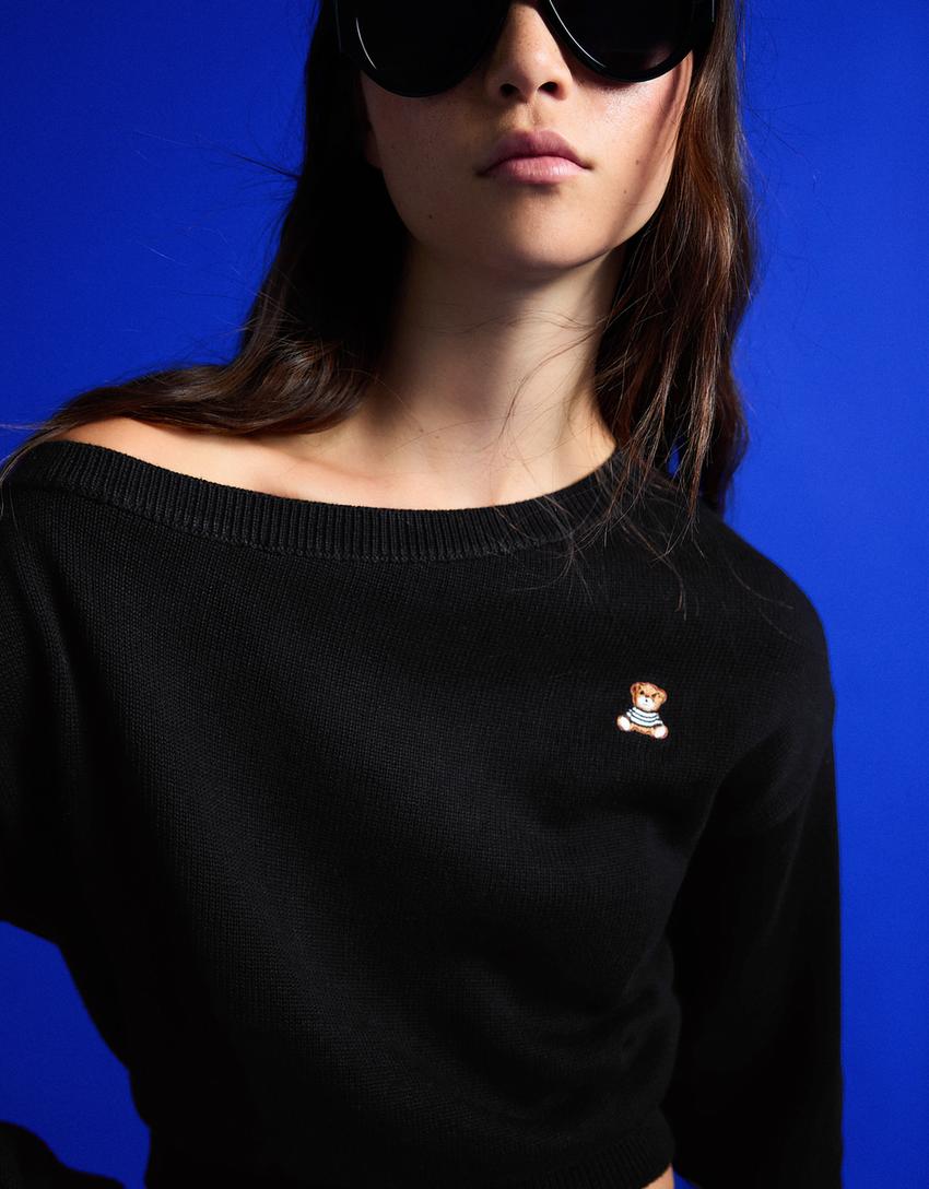 Maglia a scollo a barchetta con ricamo orso-Nero