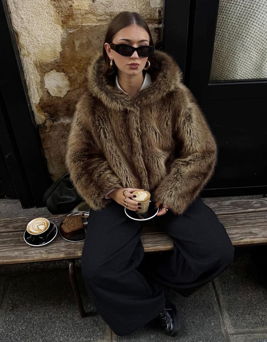 Veste fausse fourrure capuche Blousons et trenchs Femme Bershka