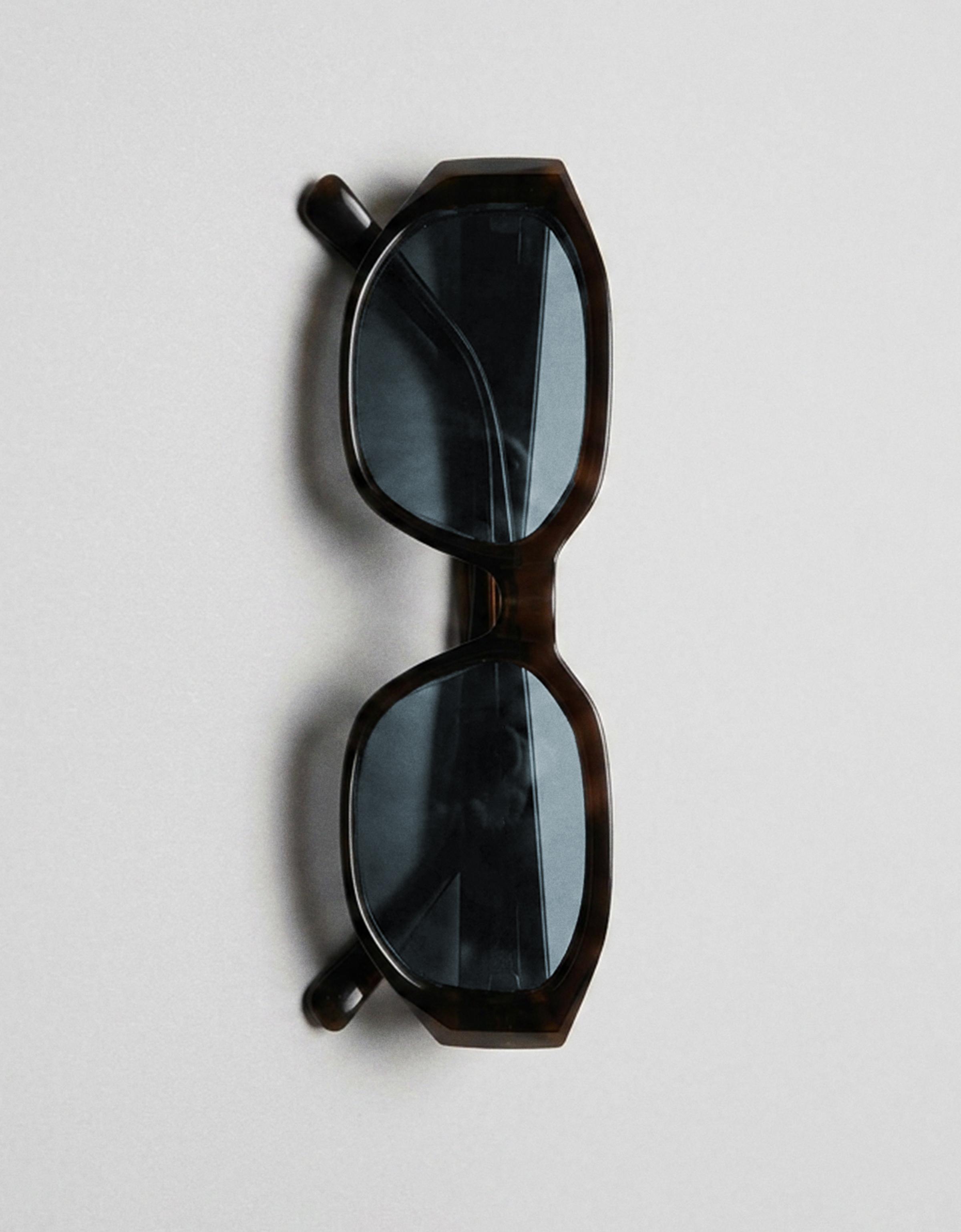 Plastic sunglasses — Black