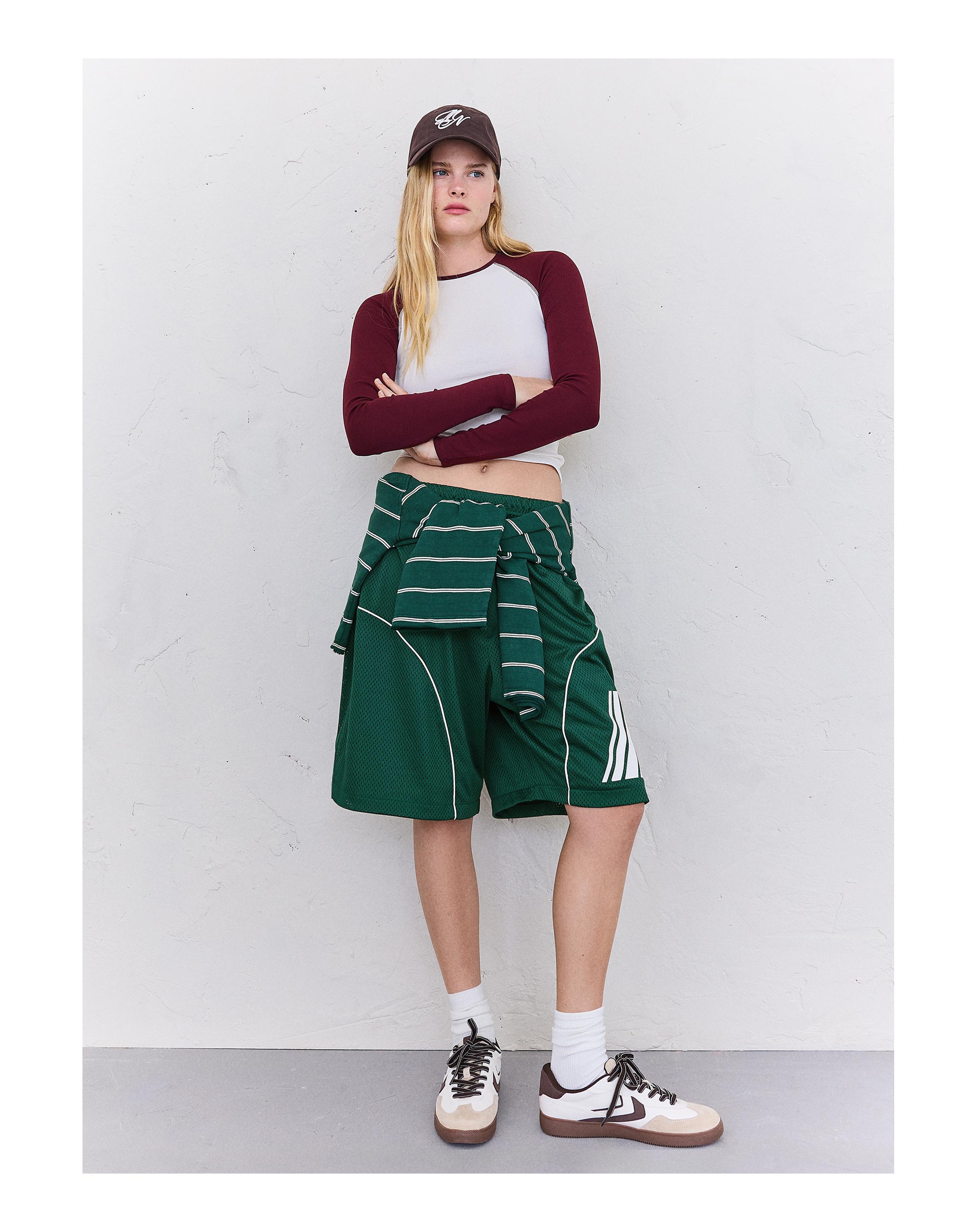 Contrast print mesh Bermuda shorts — Green
