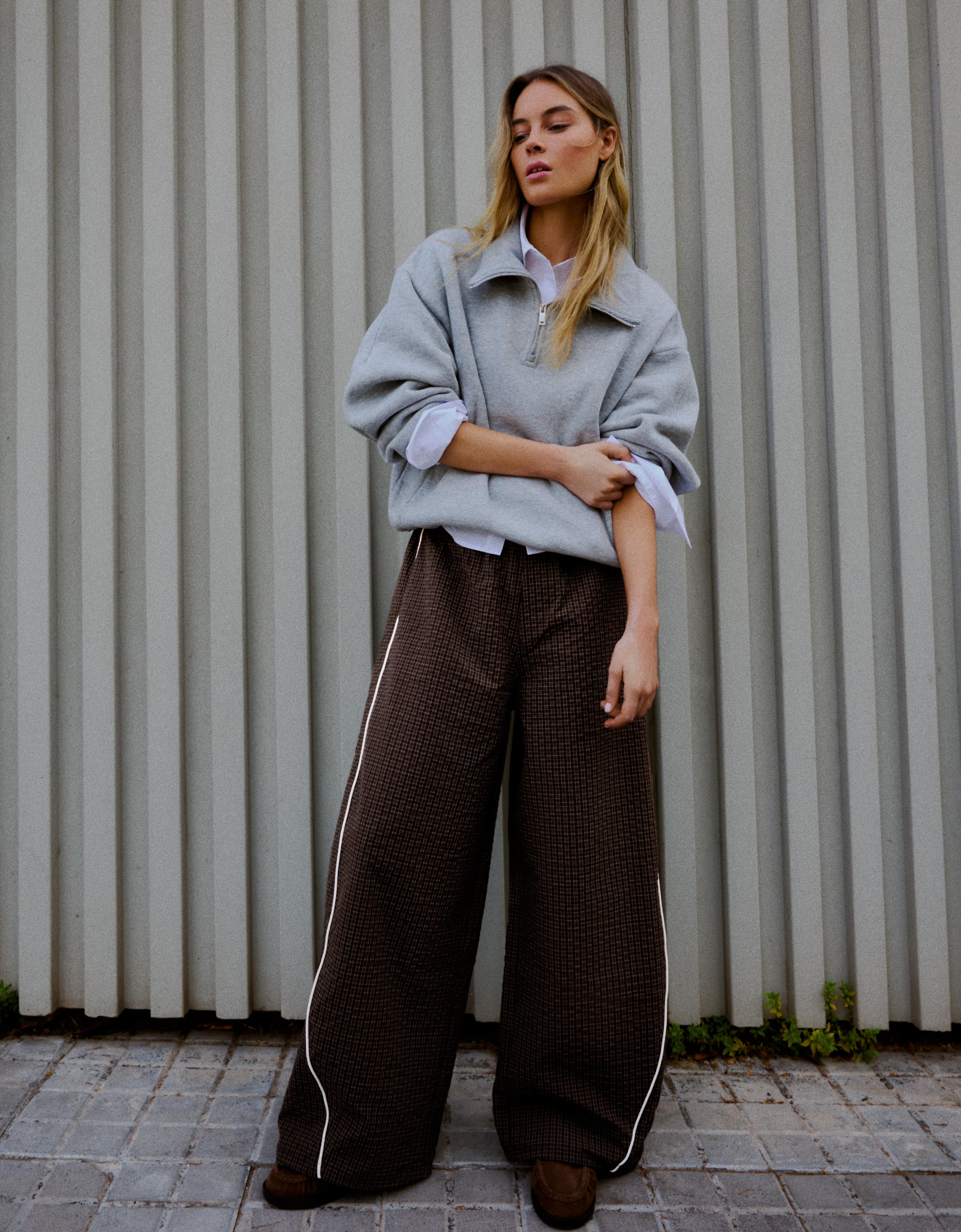 Bershka Pantalón Parachute Técnico Mujer Marrón